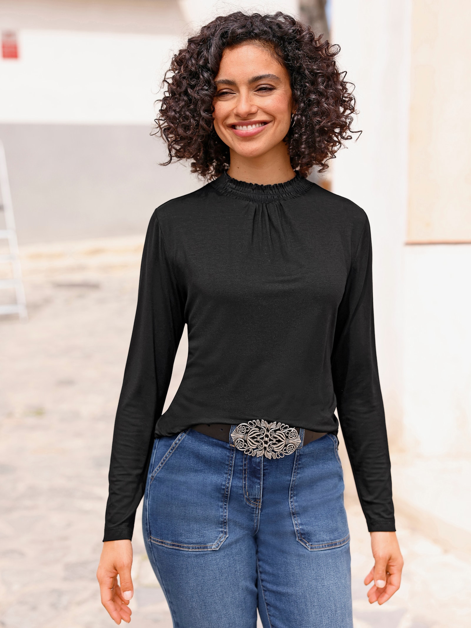 Stehkragenshirt mit gesmokten Kragen - schwarz