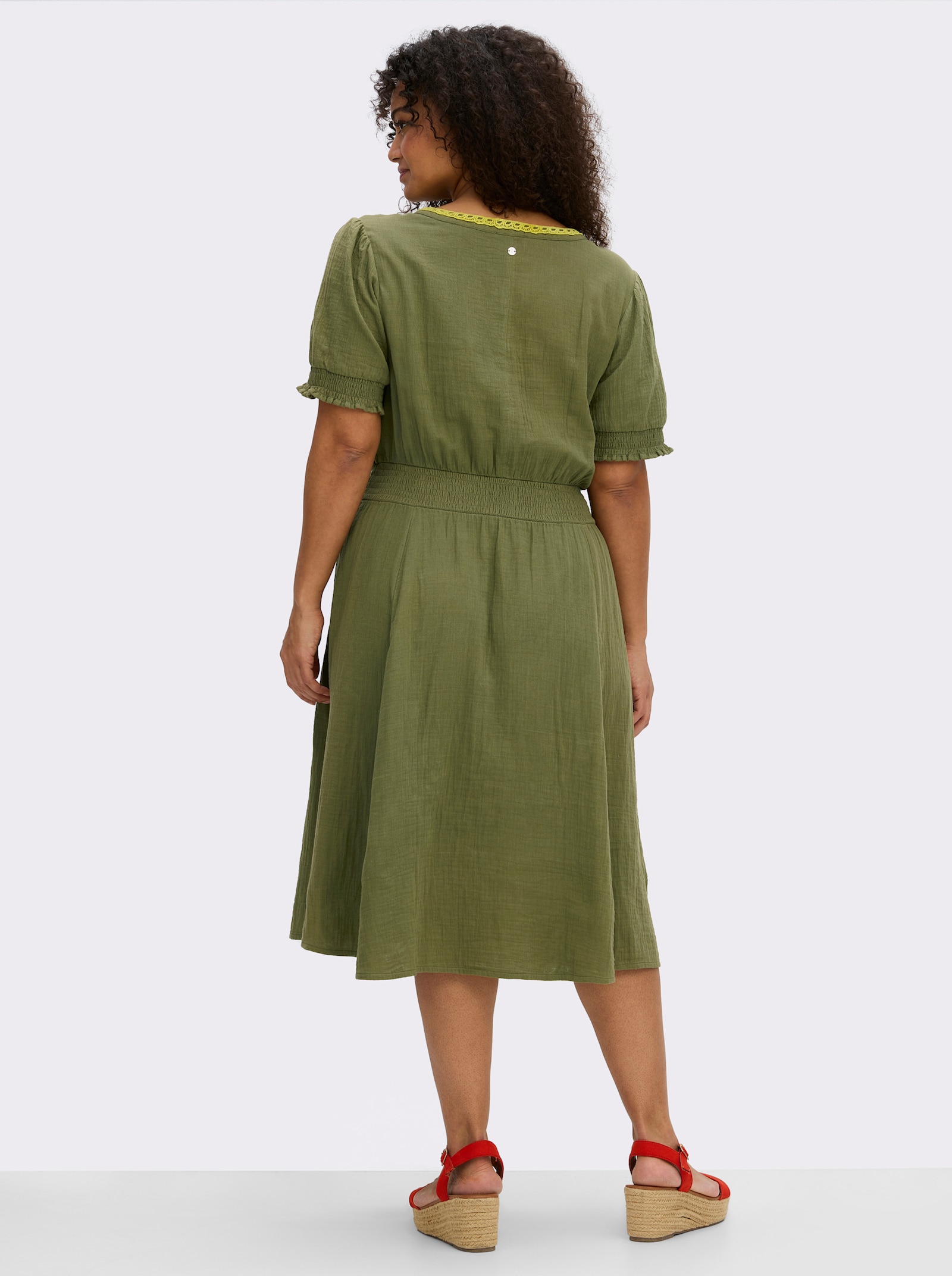 sheego Tunikakleid mit V-Ausschnitt und Bindebändern - oliv-limone