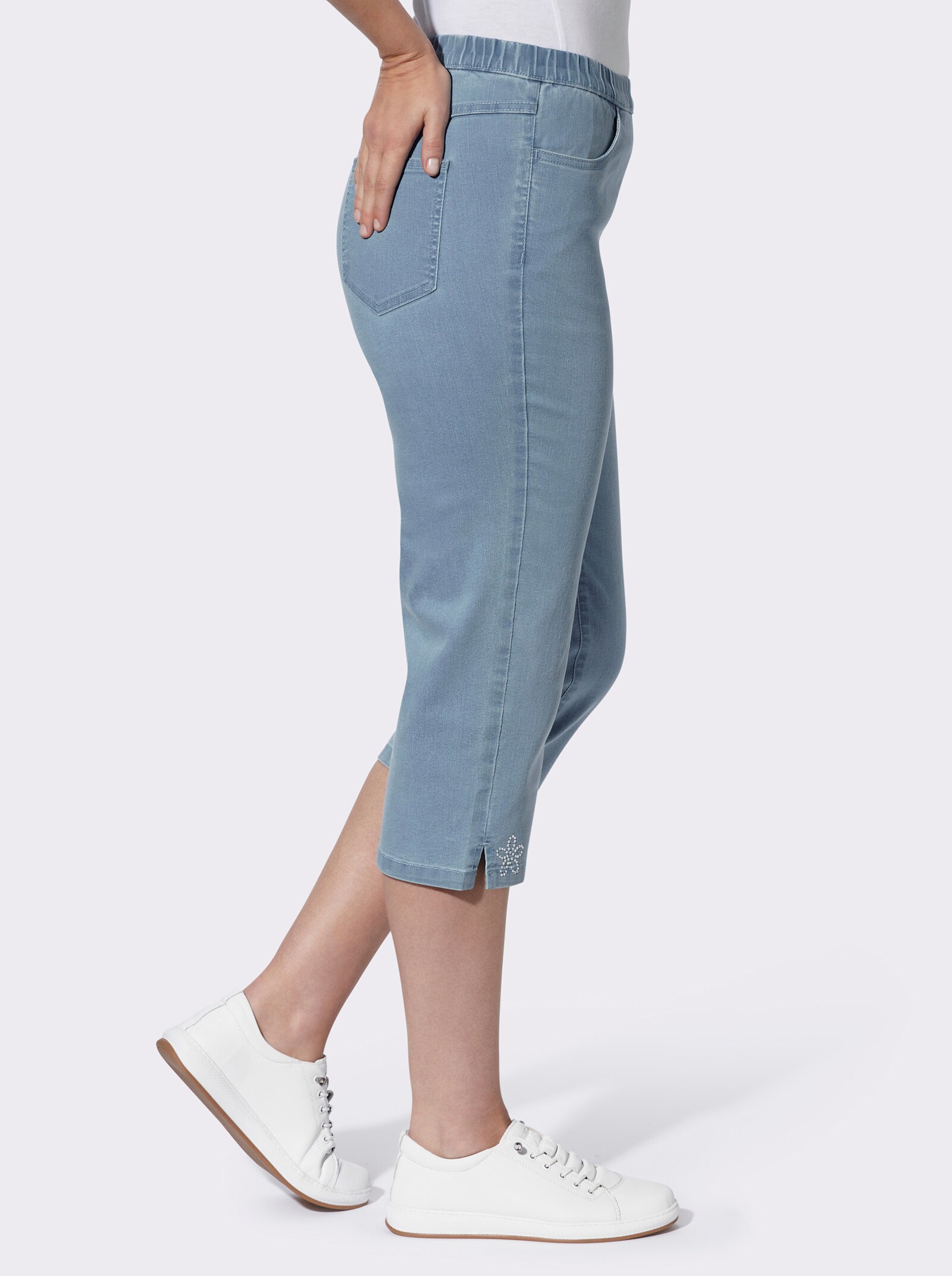 Caprijeans mit Glitzersteinchen-Deko - blue-bleached