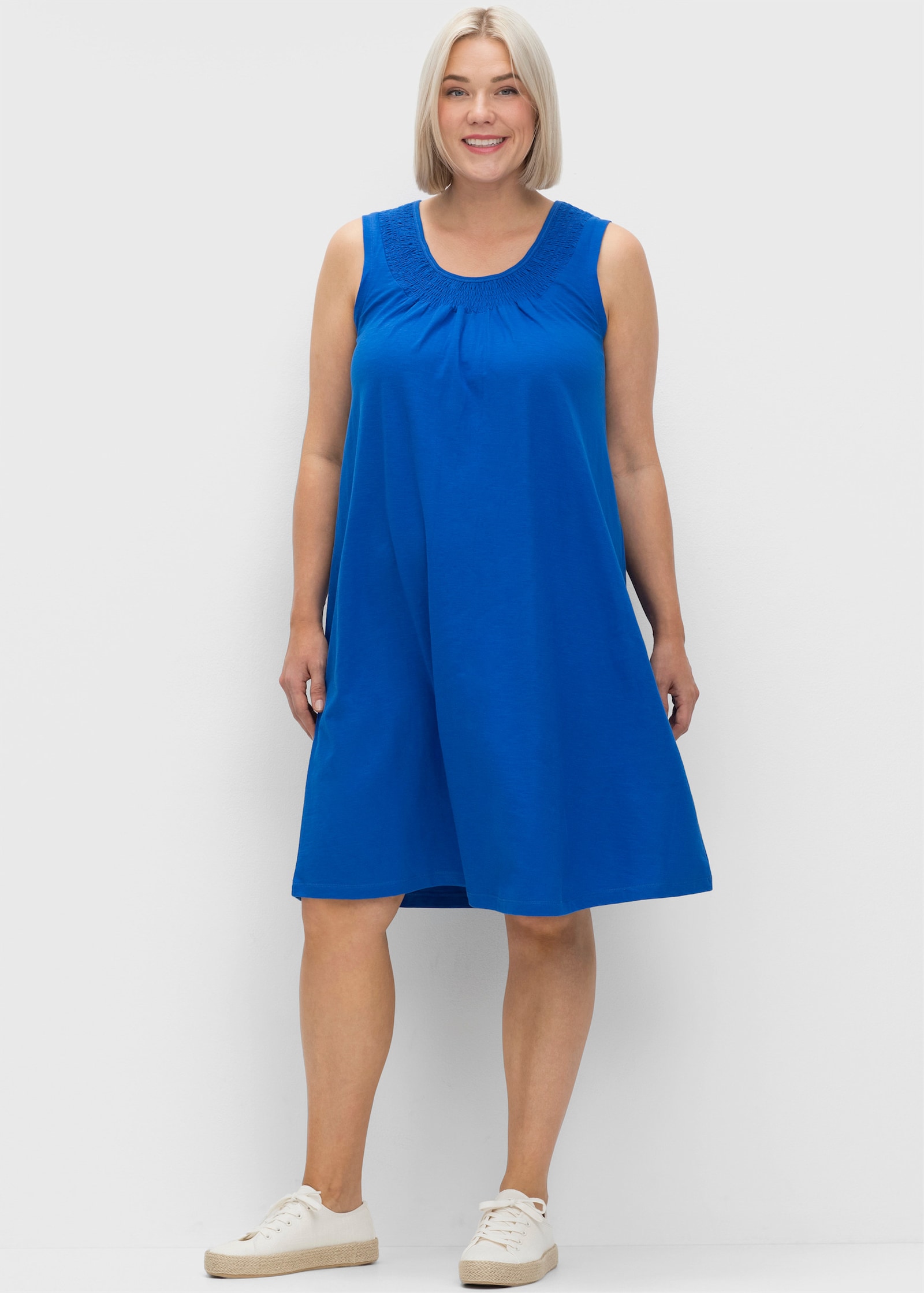 sheego Robe en jersey évasée, sans manches - bleu cobalt