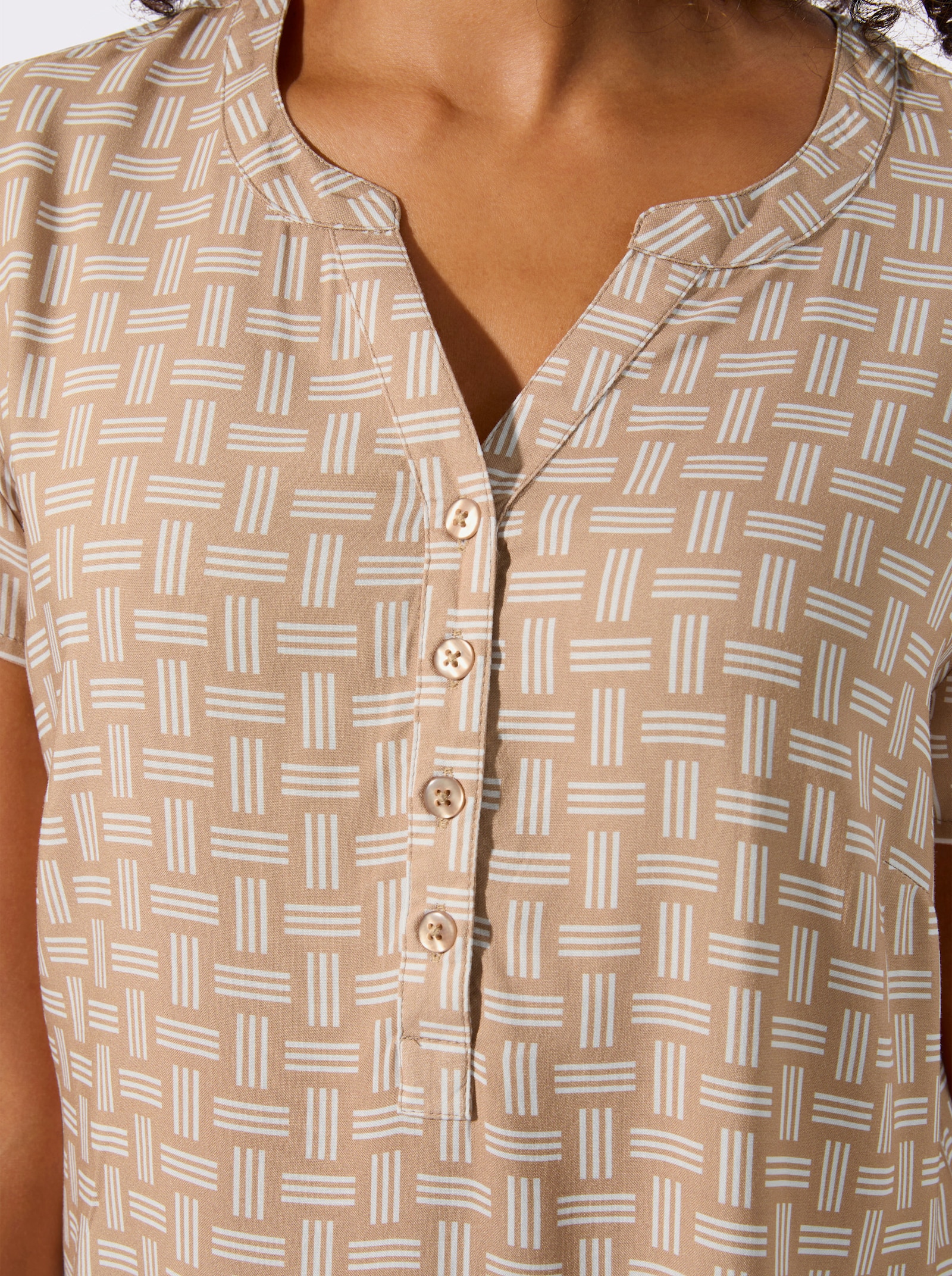 Druckbluse mit abgerundetem Saum - camel-ecru-bedruckt