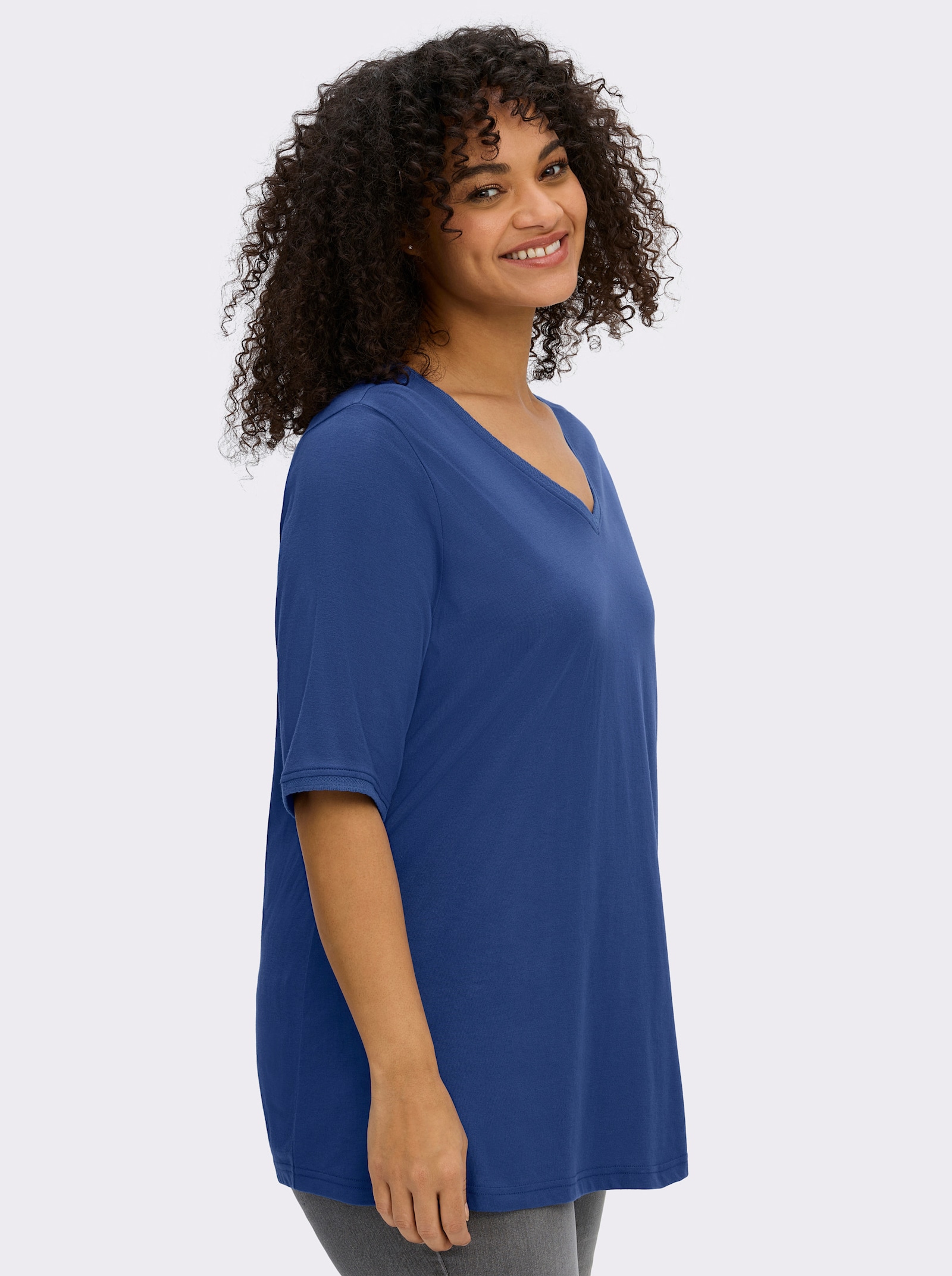 sheego V-Shirt mit Ajourband an Ausschnitt und Ärmeln - royalblau