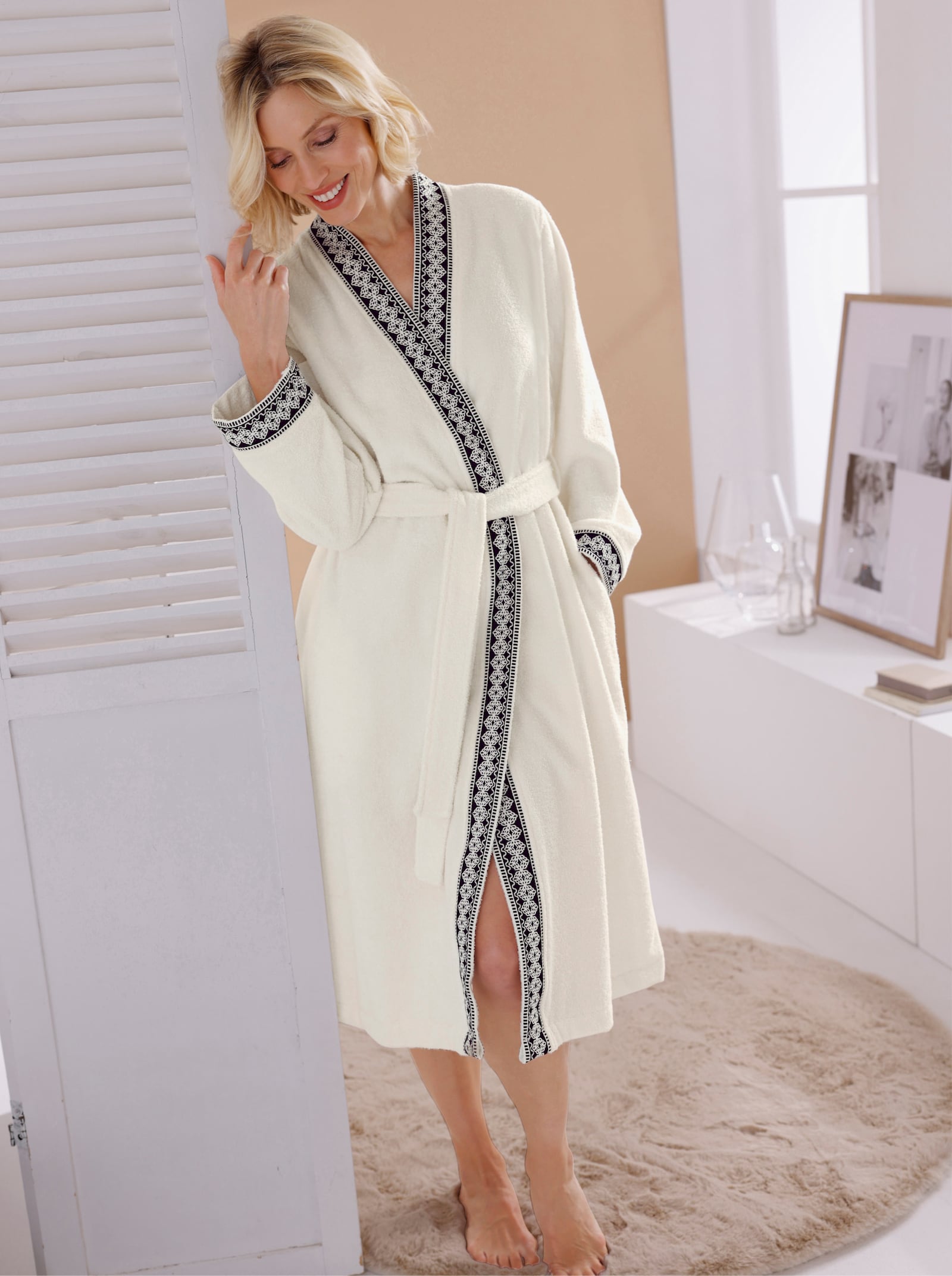 Plantier Bademantel mit Webblende - weiß-schwarz