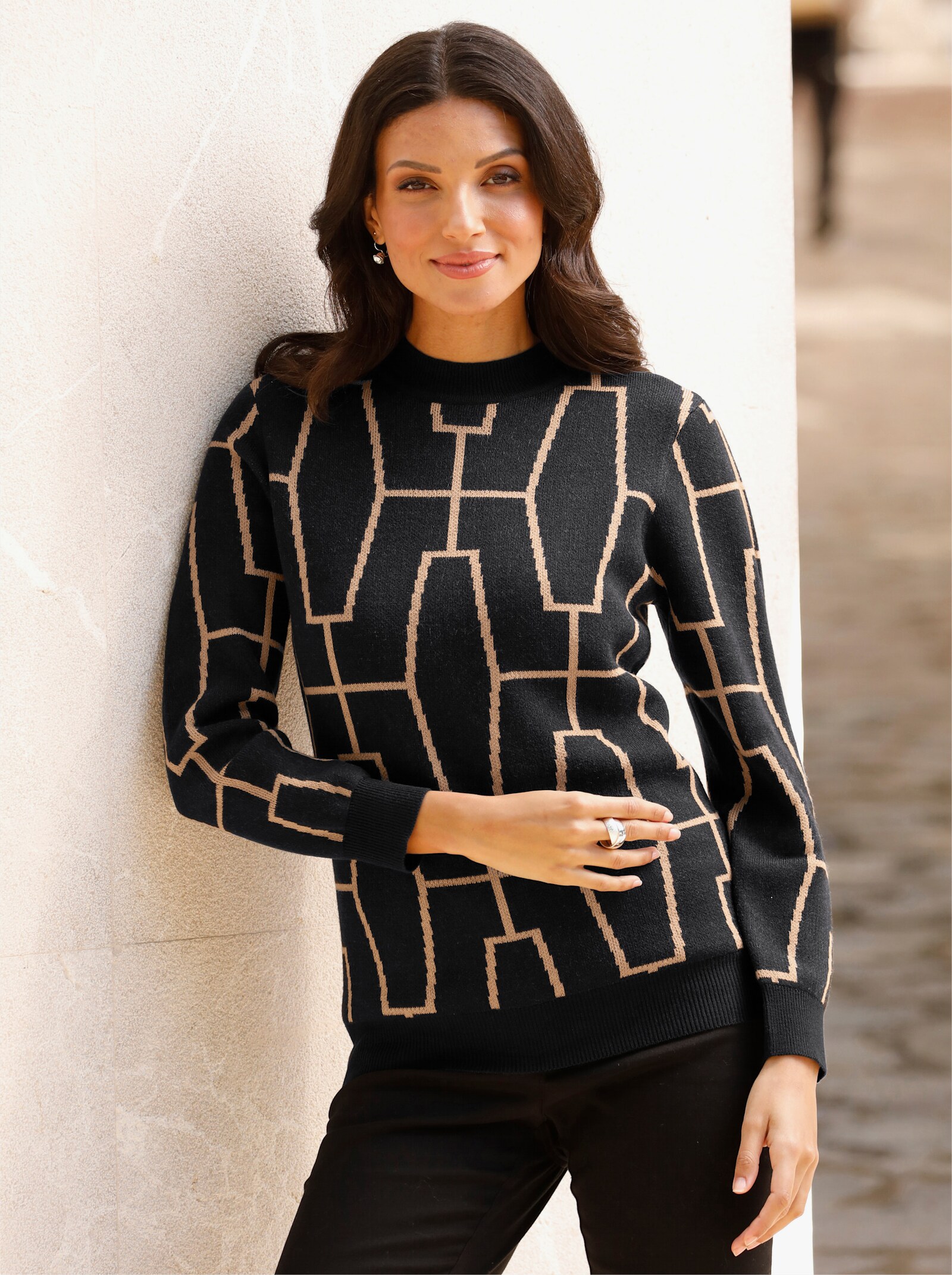 Svetr se stojáčkem a žakárovým vzorem - černá-velbloudí-vzor