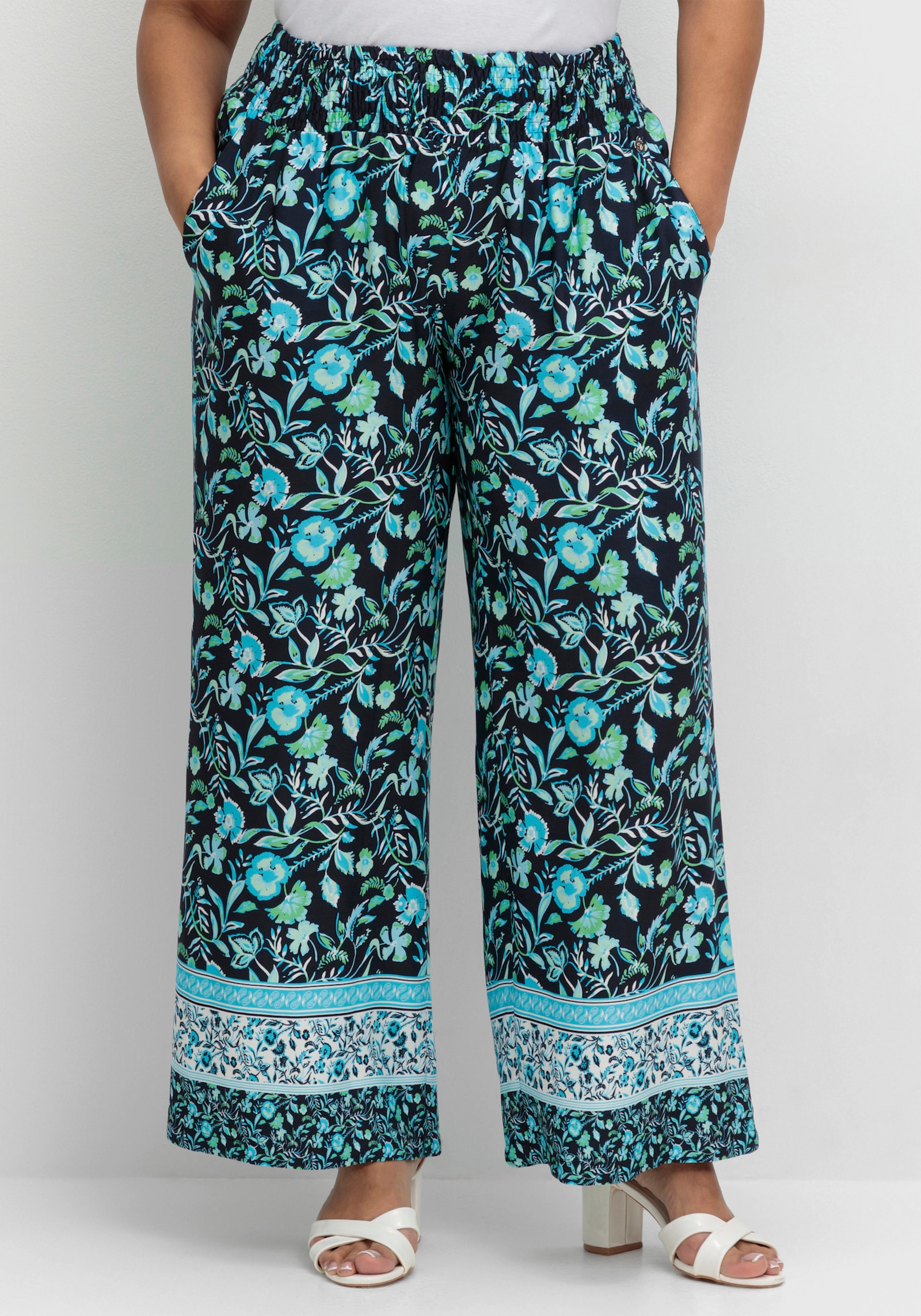 sheego Schlupfhose in weiter Form, mit floralem Print - tiefblau-gemustert