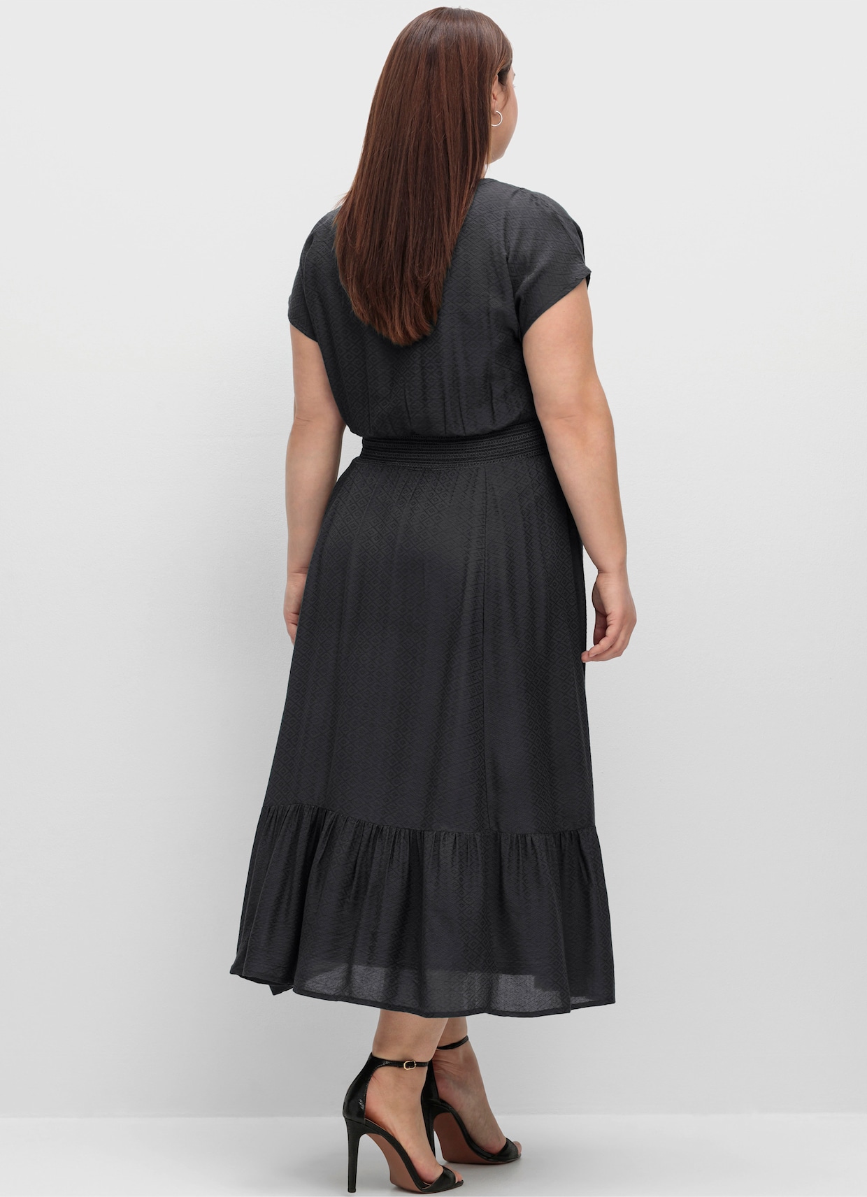 sheego Maxikleid mit Smokbund und Volant am Saum - schwarz