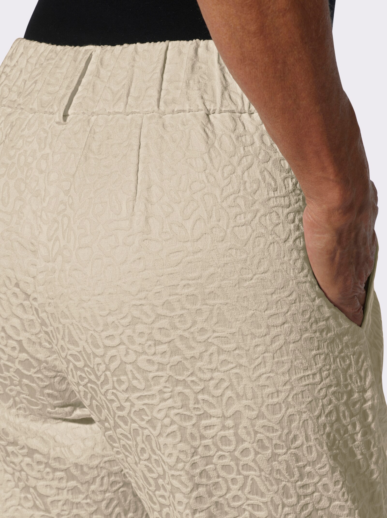 Bundfaltenhose mit in sich gemustertem Leo-Jacquard - sand