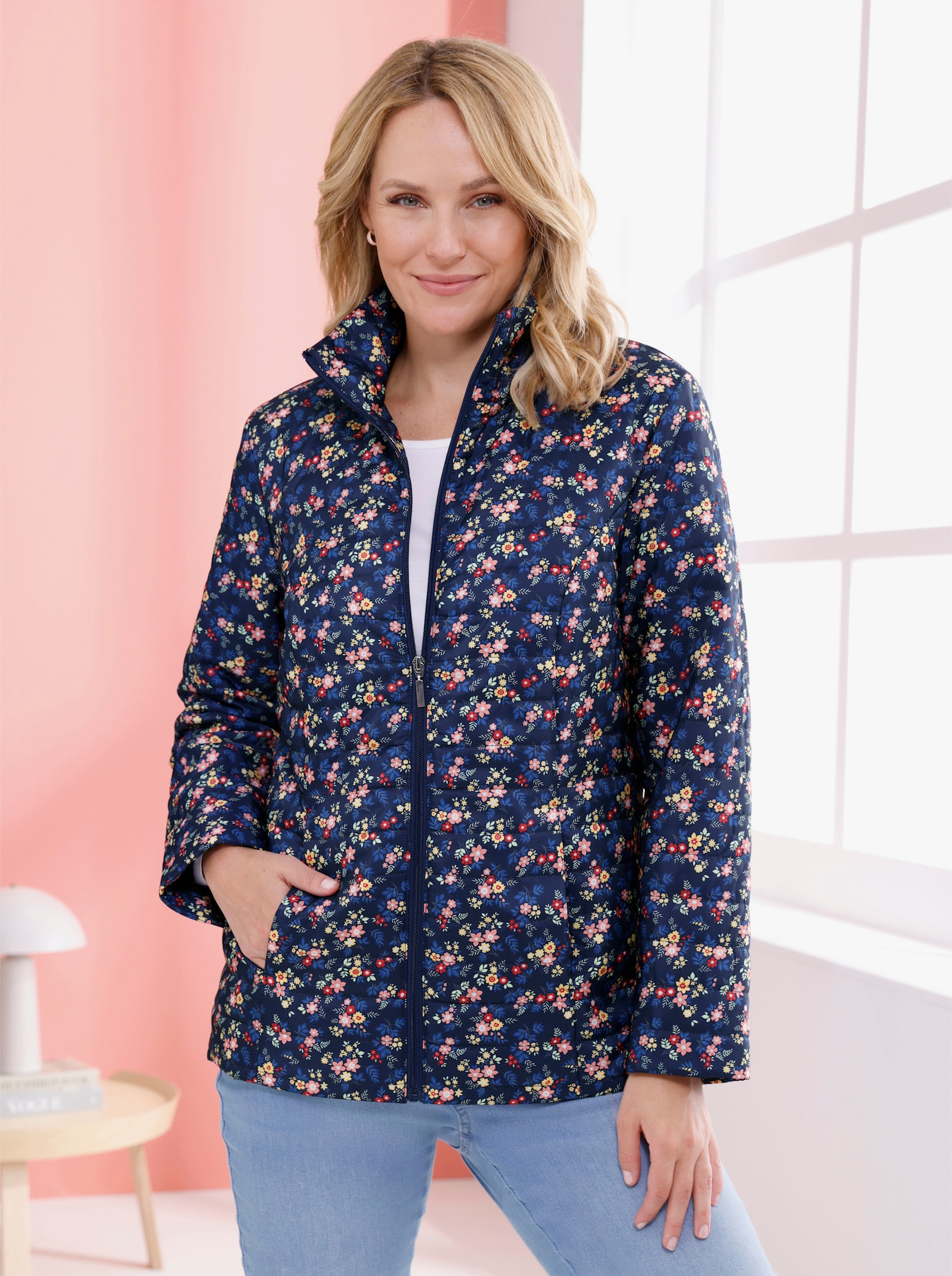 Steppjacke mit Blüten-Druck - marine-erdbeere-bedruckt