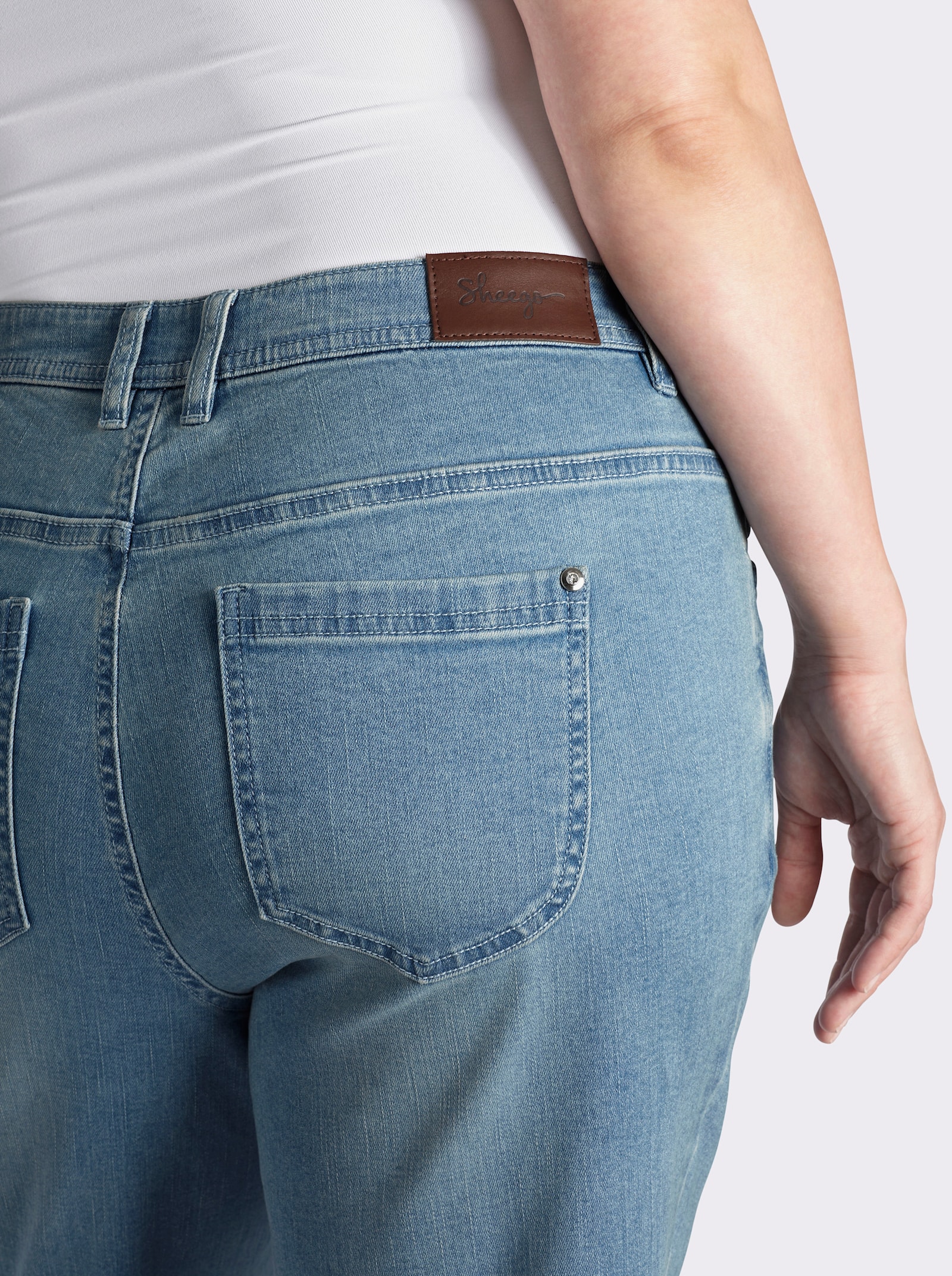 sheego Bootcut-Jeans mit Fransensaum - blue-bleached