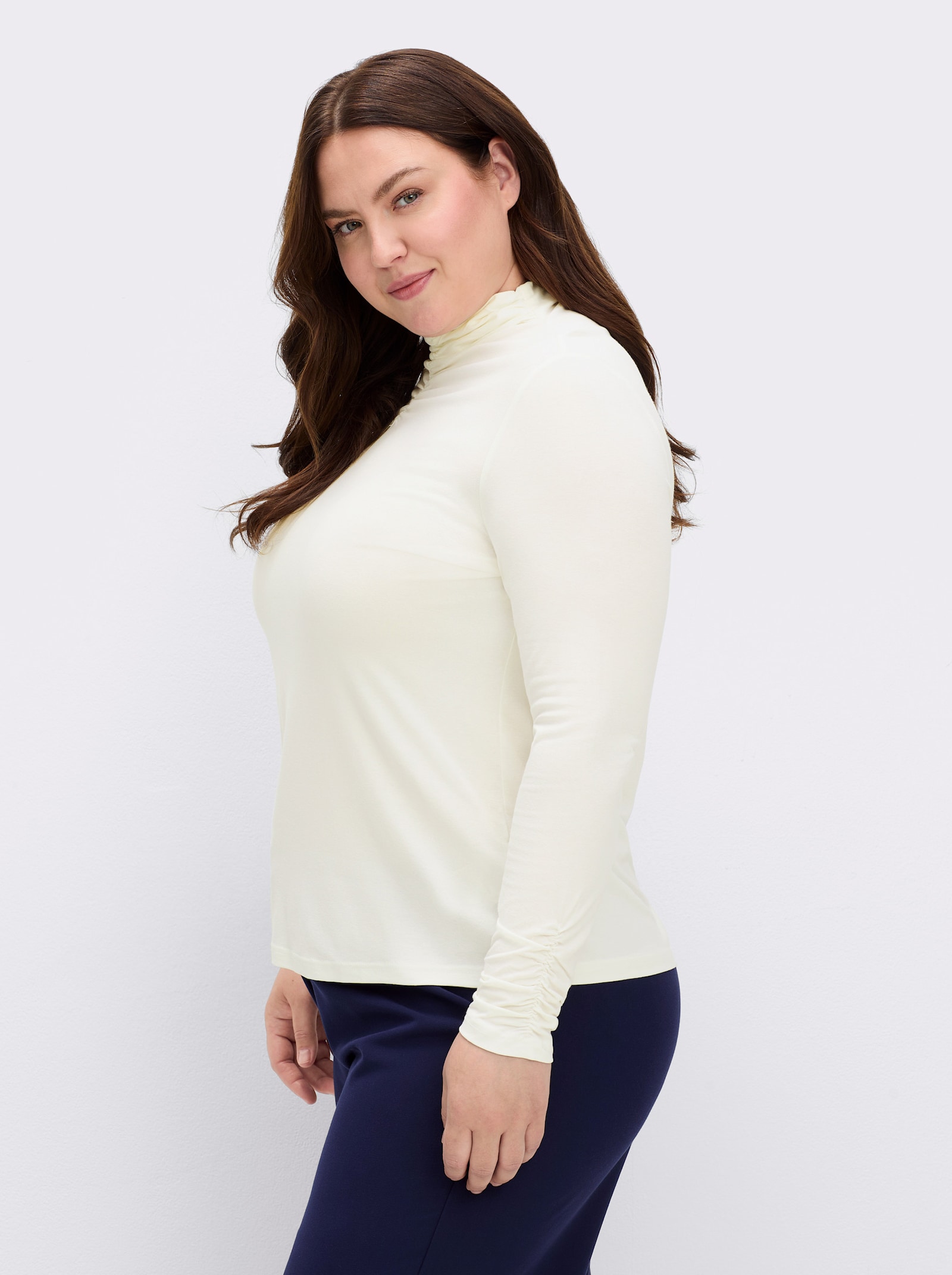 Stehkragenshirt mit Raffung am Kragen - ecru