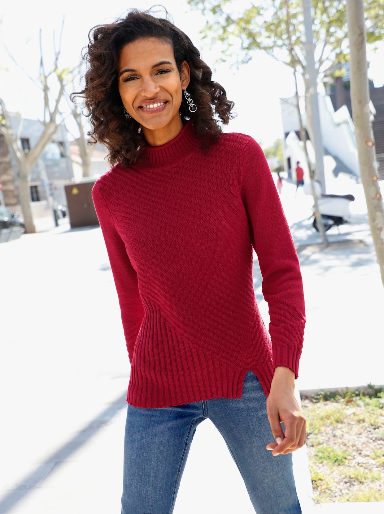 Stehkragenpullover mit Strickmuster - dunkelrot