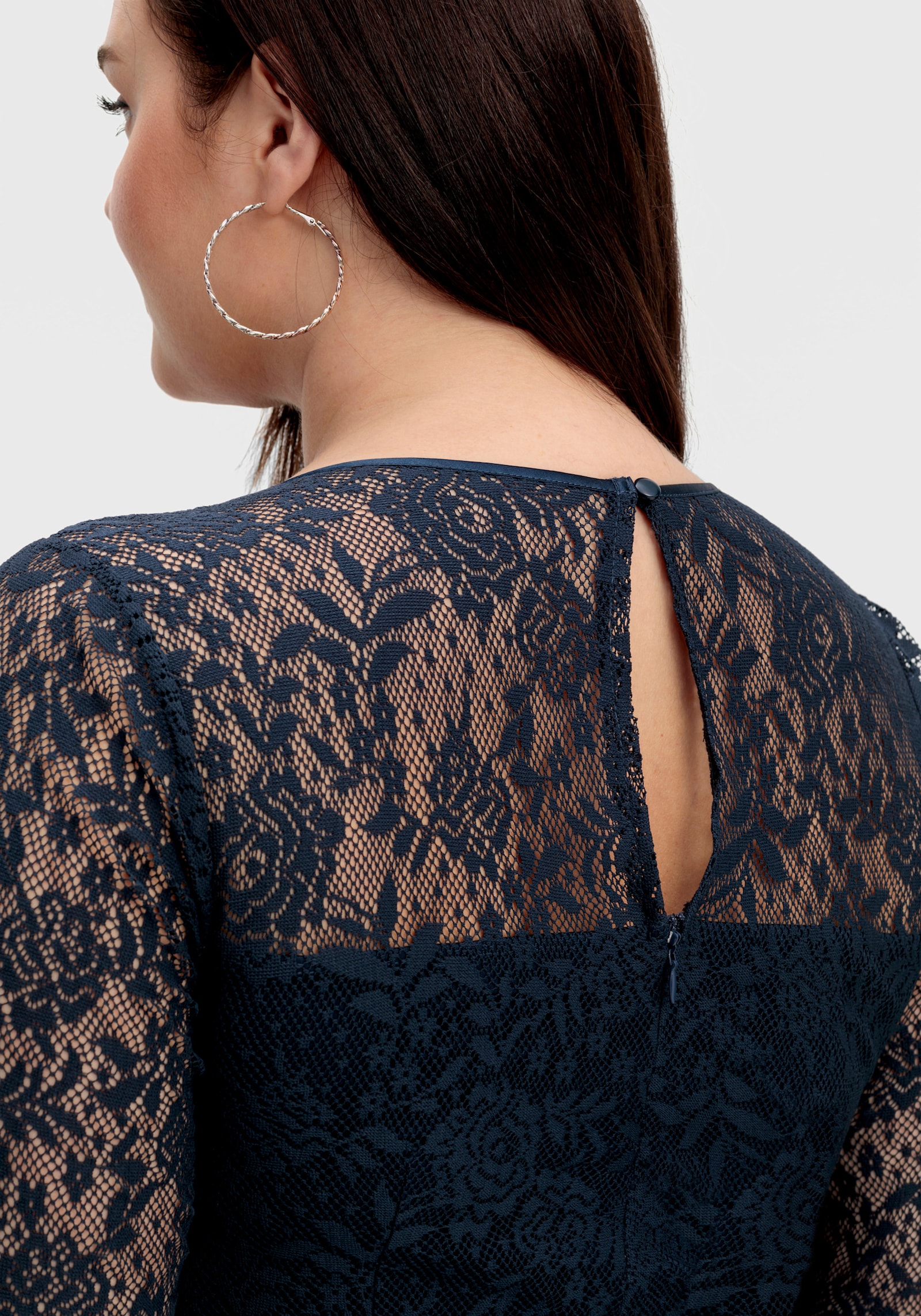 sheego Robe de cocktail avec dentelle florale - bleu nuit