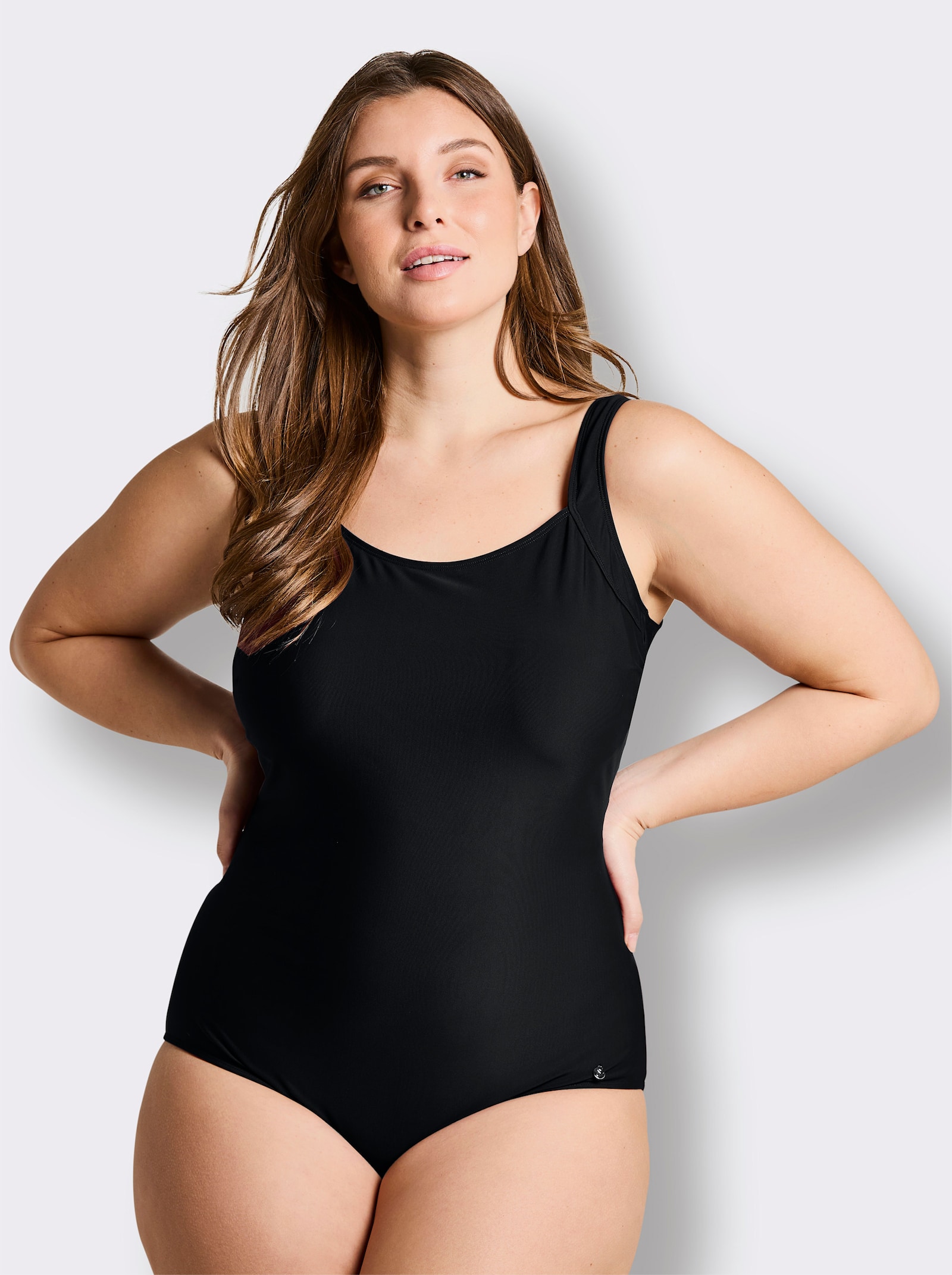 sheego Badeanzug mit raffiniertem Rückenausschnitt - schwarz