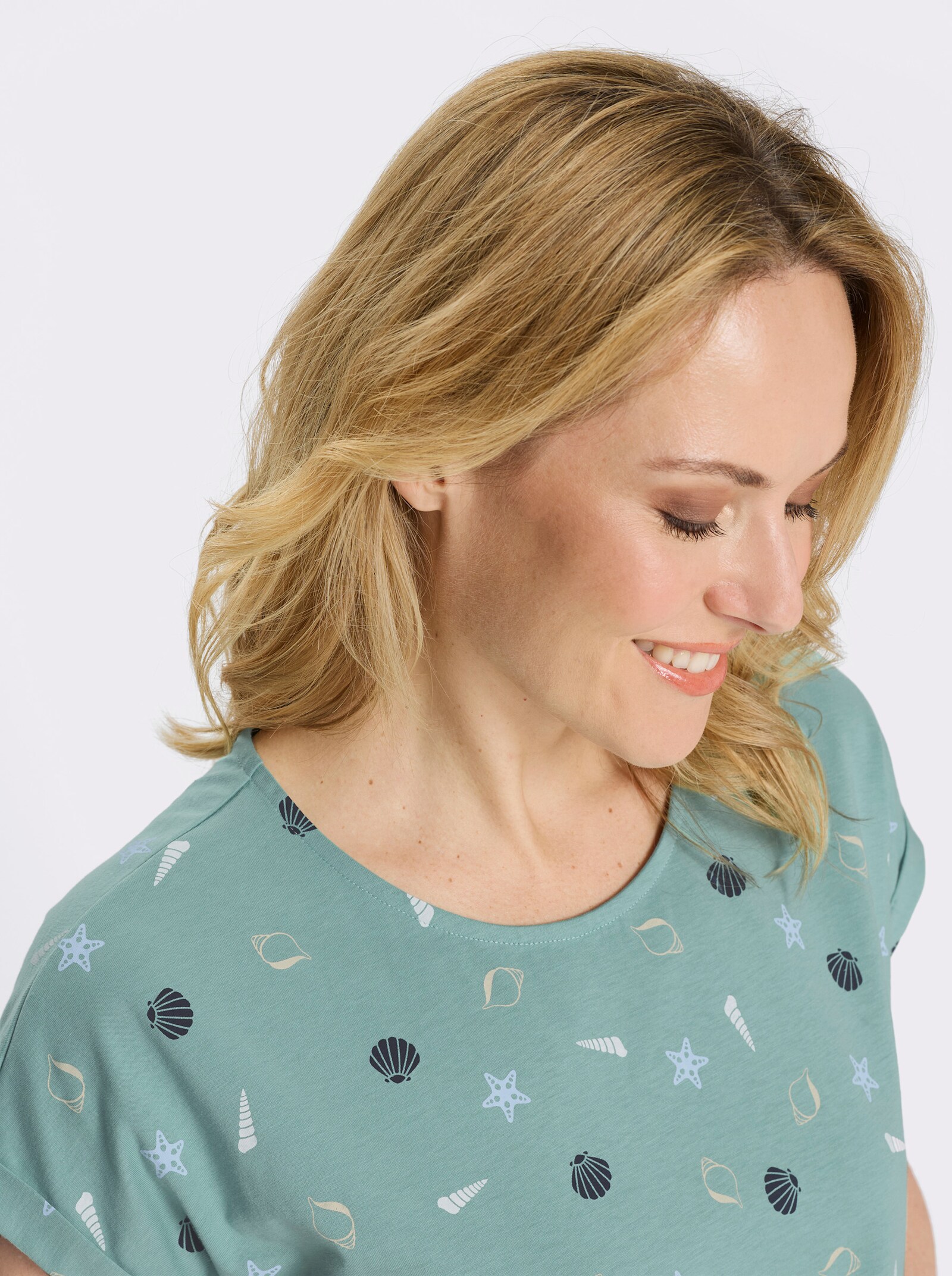 Rundhalsshirt mit maritimem Druckmuster - salbei-marine-bedruckt