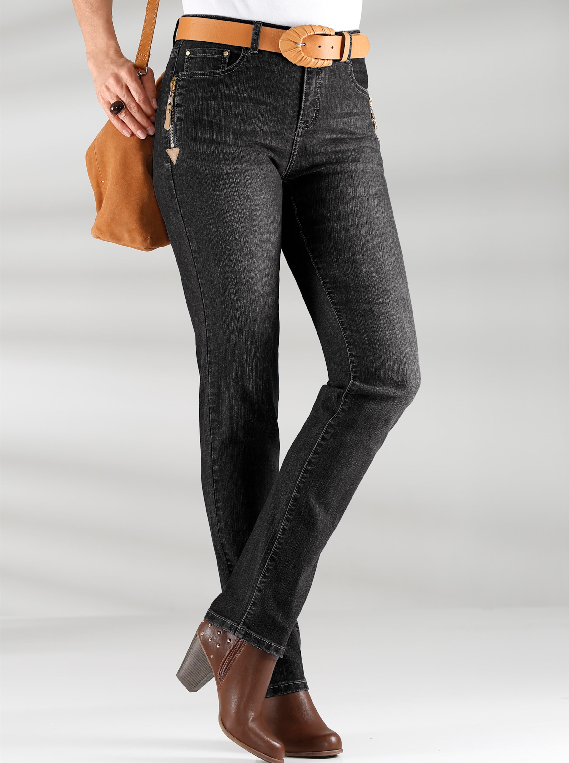 Witt Damen 5-Pocket-Jeans mit Reißverschluss und Lederimitat-Anhänger, black-denim