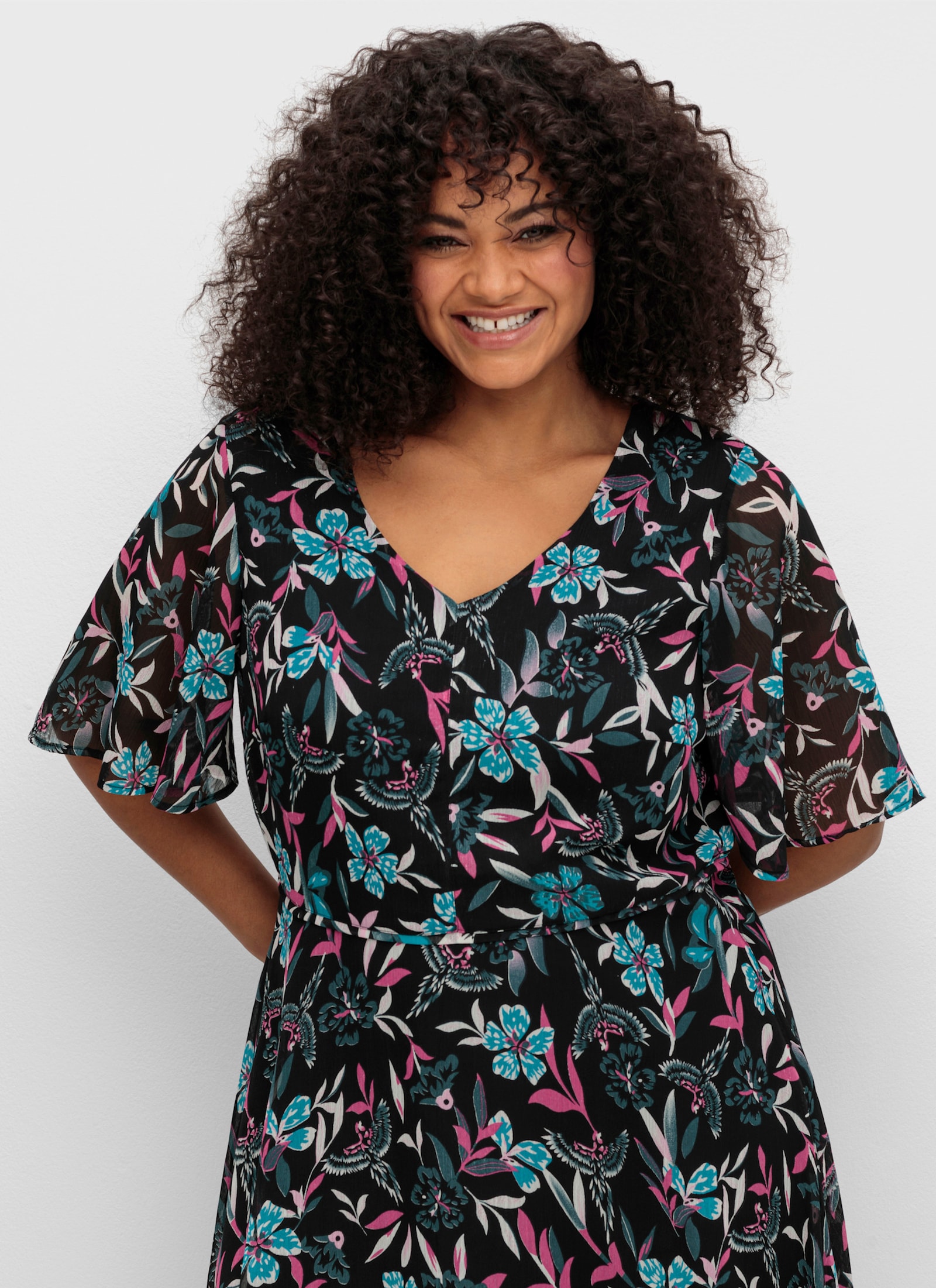 sheego by Joe Browns Chiffonkleid mit Blumendruck und Flügelärmeln - schwarz-gemustert