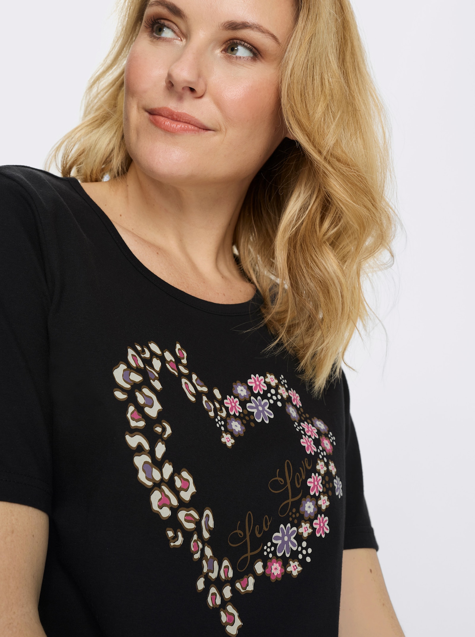 Rundhalsshirt mit Herzprint - schwarz-braun-bedruckt