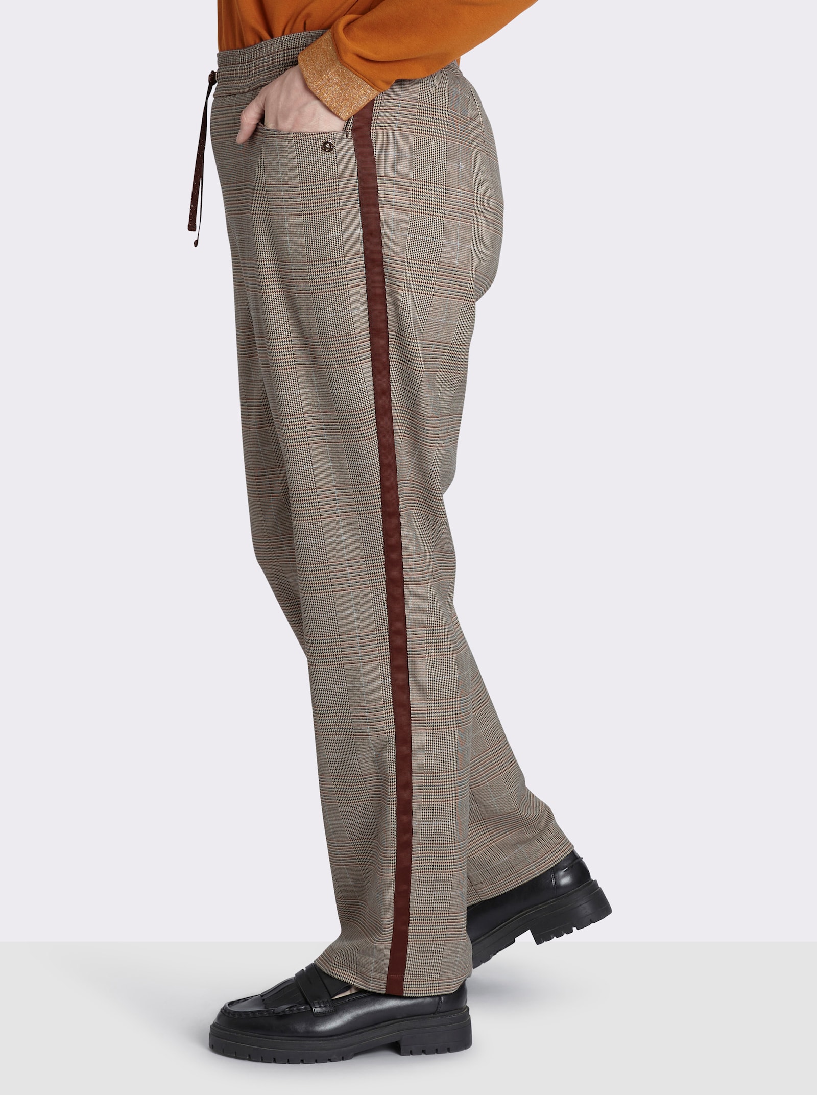 sheego Schlupfhose mit seitlichem Galonstreifen - schoko-cognac-kariert