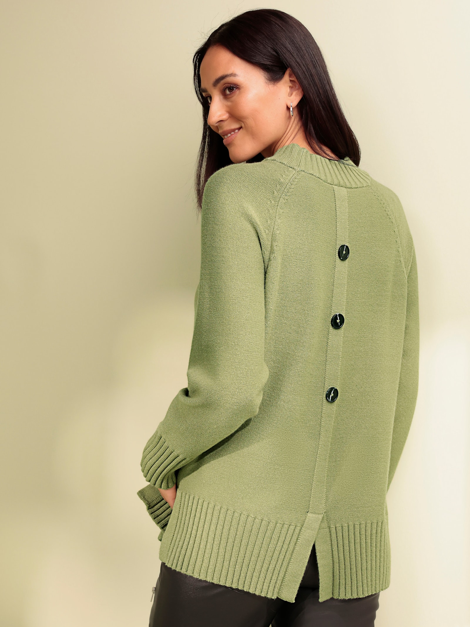 heine Strickpullover mit Zierknopfleiste im Rücken - schilf