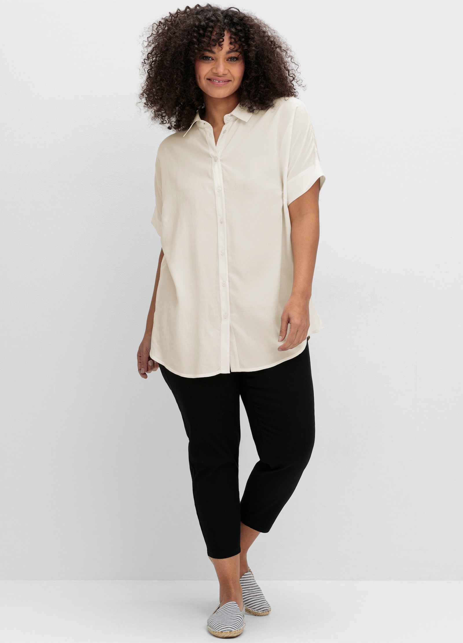 sheego Hemdbluse mit überschnittenen Schultern - champagner