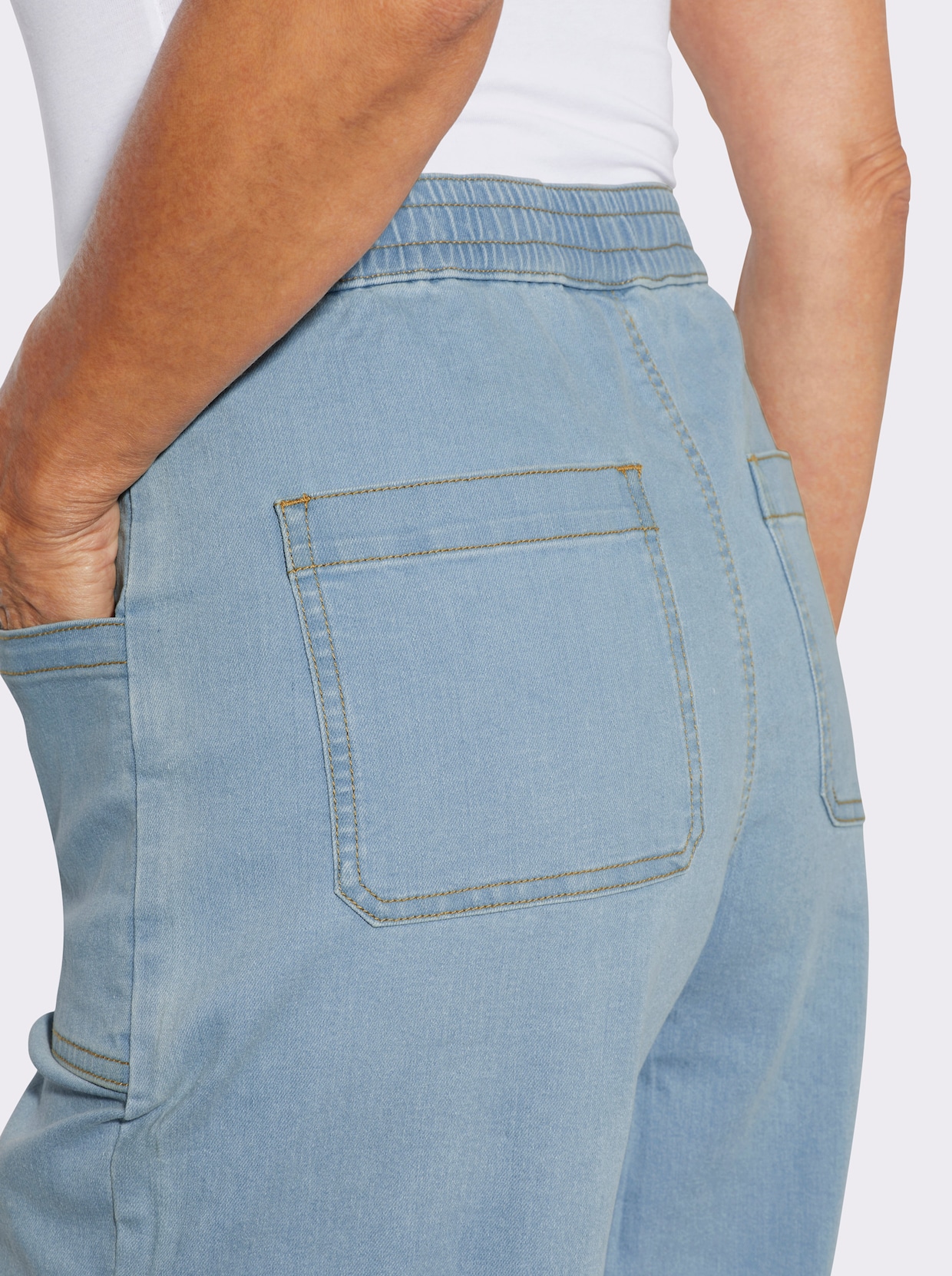 Jeans mit weit geschnittenen Beinen - blue-bleached