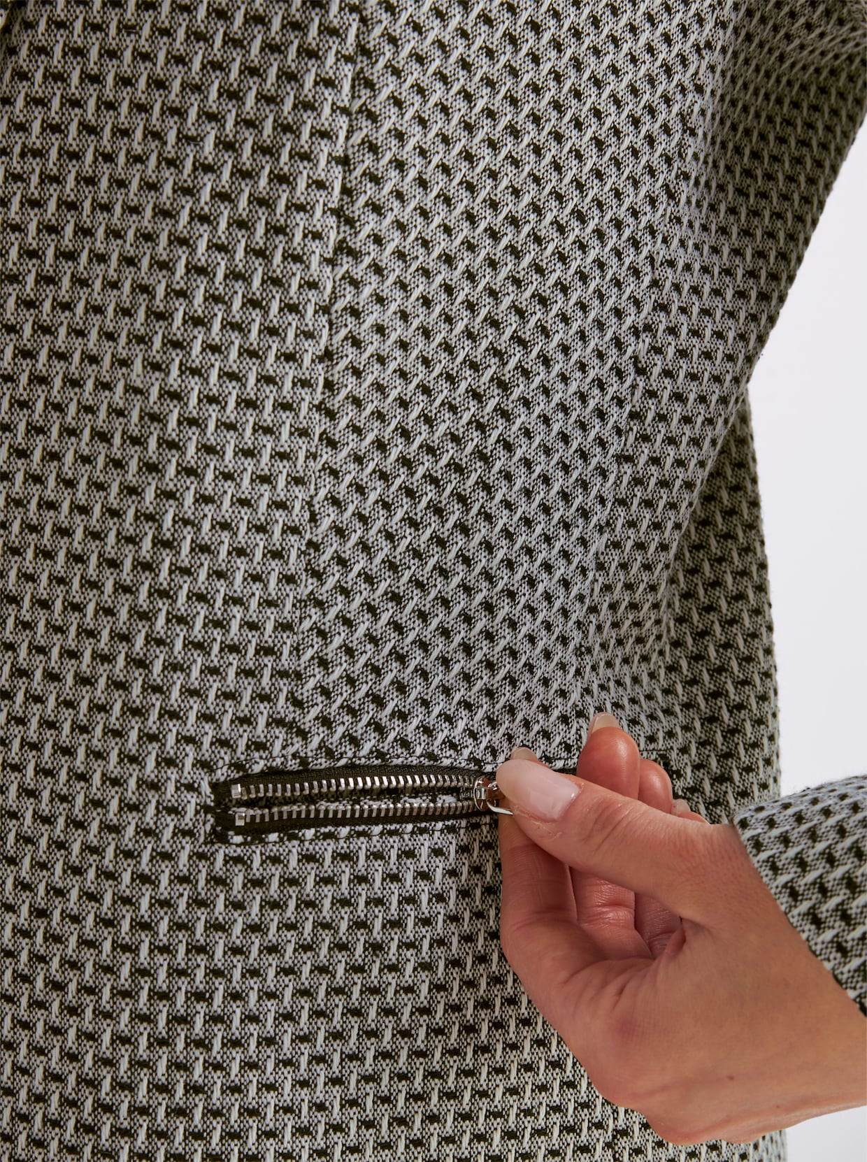 Jacquardblazer mit Reißverschluss-Taschen - ecru-schwarz-gemustert