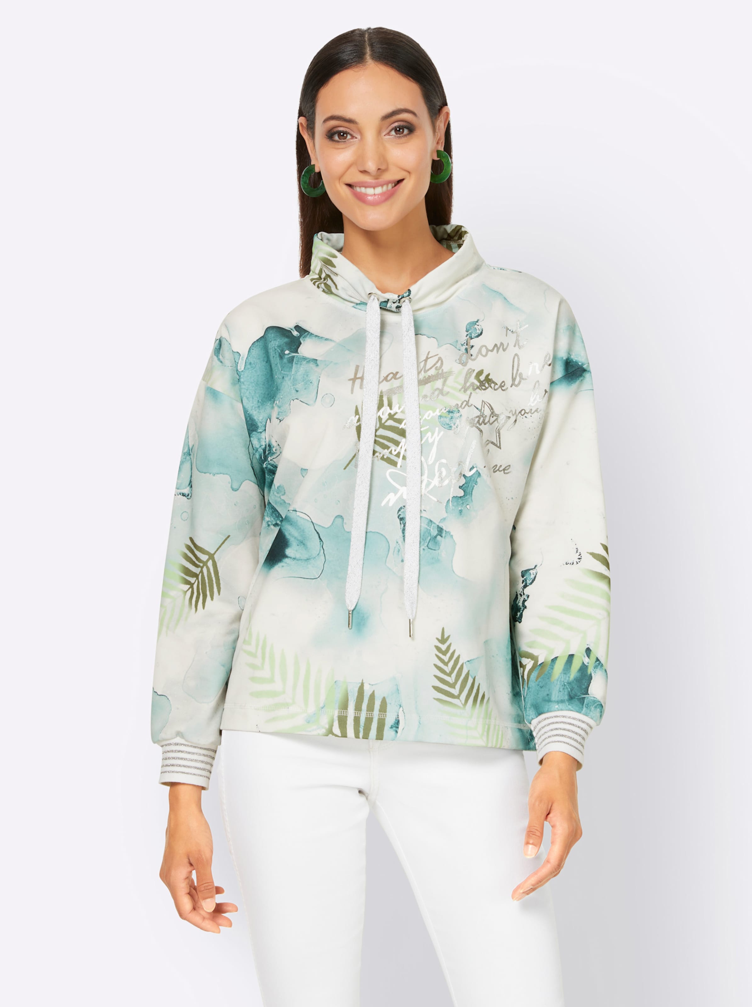 Optik mit günstig Kaufen-Sweatshirt in salbei-ecru-bedruckt von heine. Sweatshirt in salbei-ecru-bedruckt von heine <![CDATA[Sweatshirt Sportiver Eyecatcher in angesagter Batik-Optik und mit Schriftzug im Foliendruck. Stehkragen mit Tunnelzug und Kordel mit Effektgarn. Bündchen 