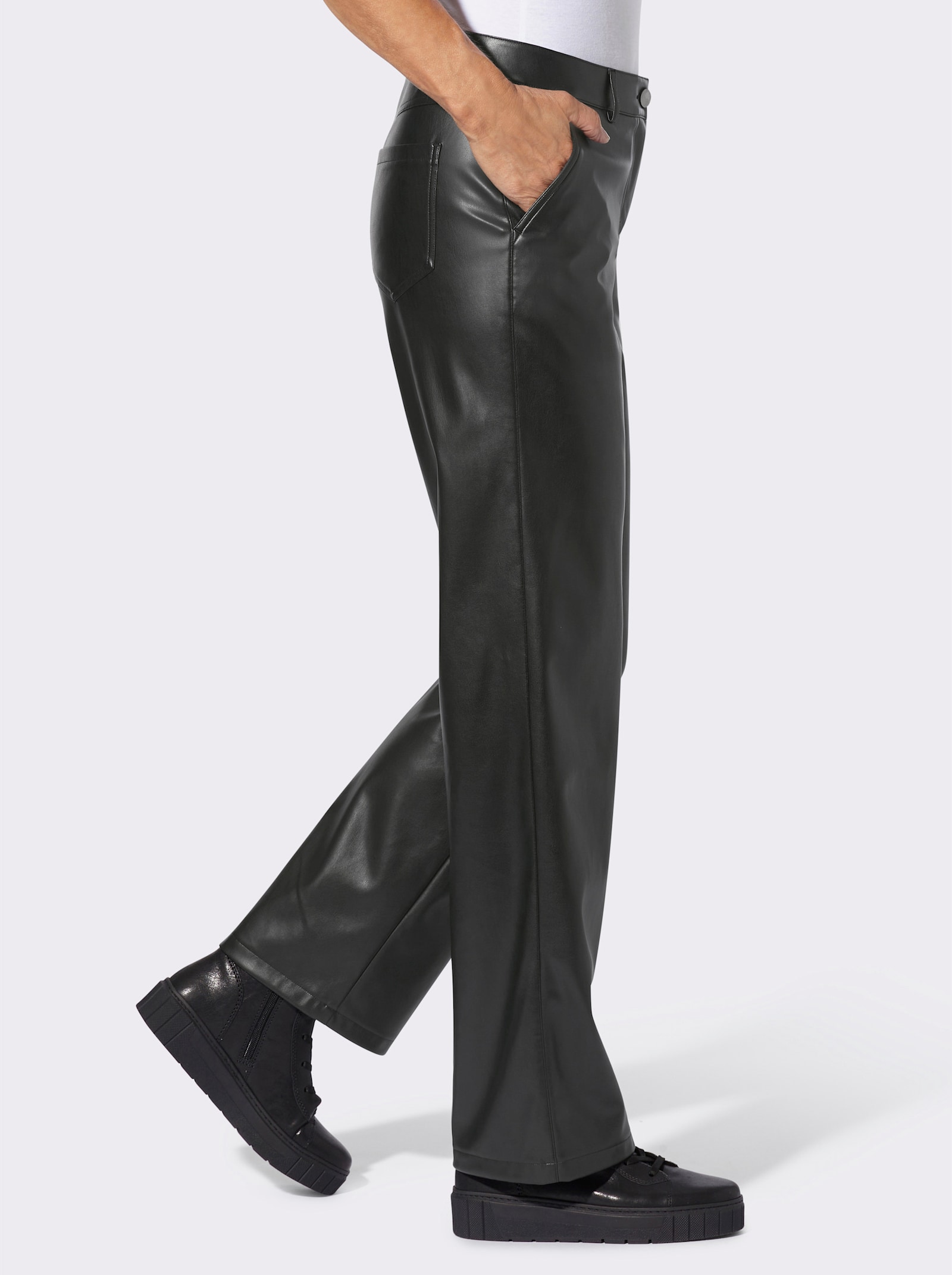 Lederimitathose mit weitem Bein - schwarz