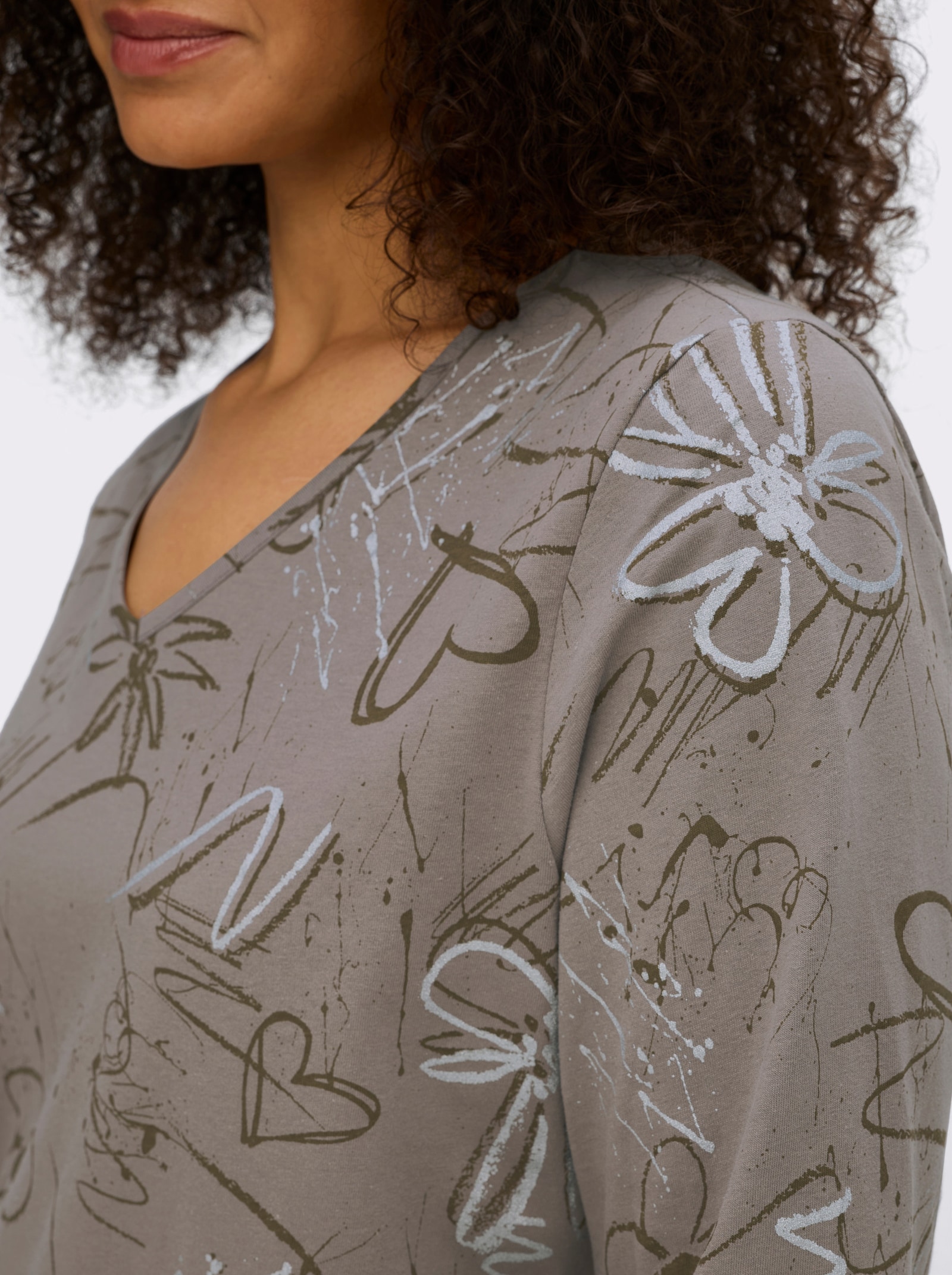 3/4-Arm-Shirt mit Herzen und Blüten verziert - taupe