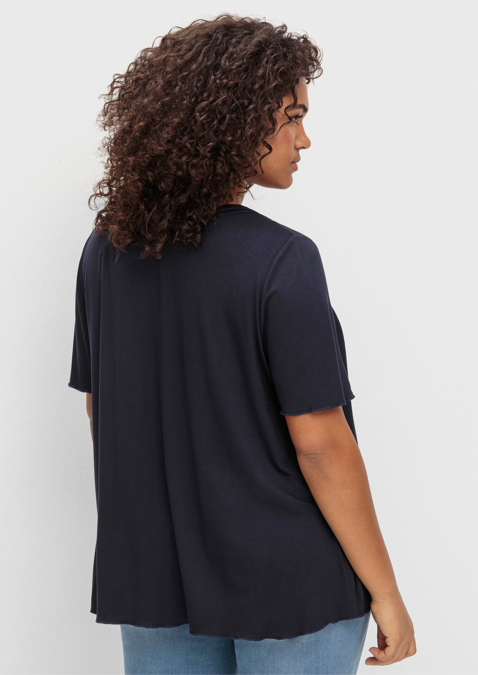 sheego Shirt mit Kellerfalte vorn - tiefblau