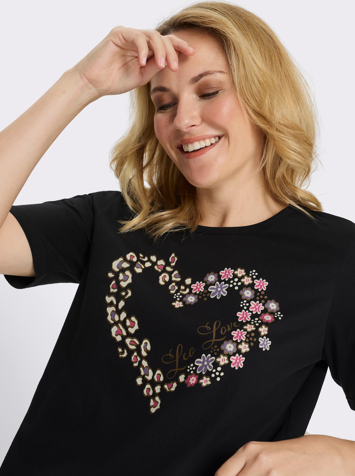 Rundhalsshirt mit Herzprint - schwarz-braun-bedruckt