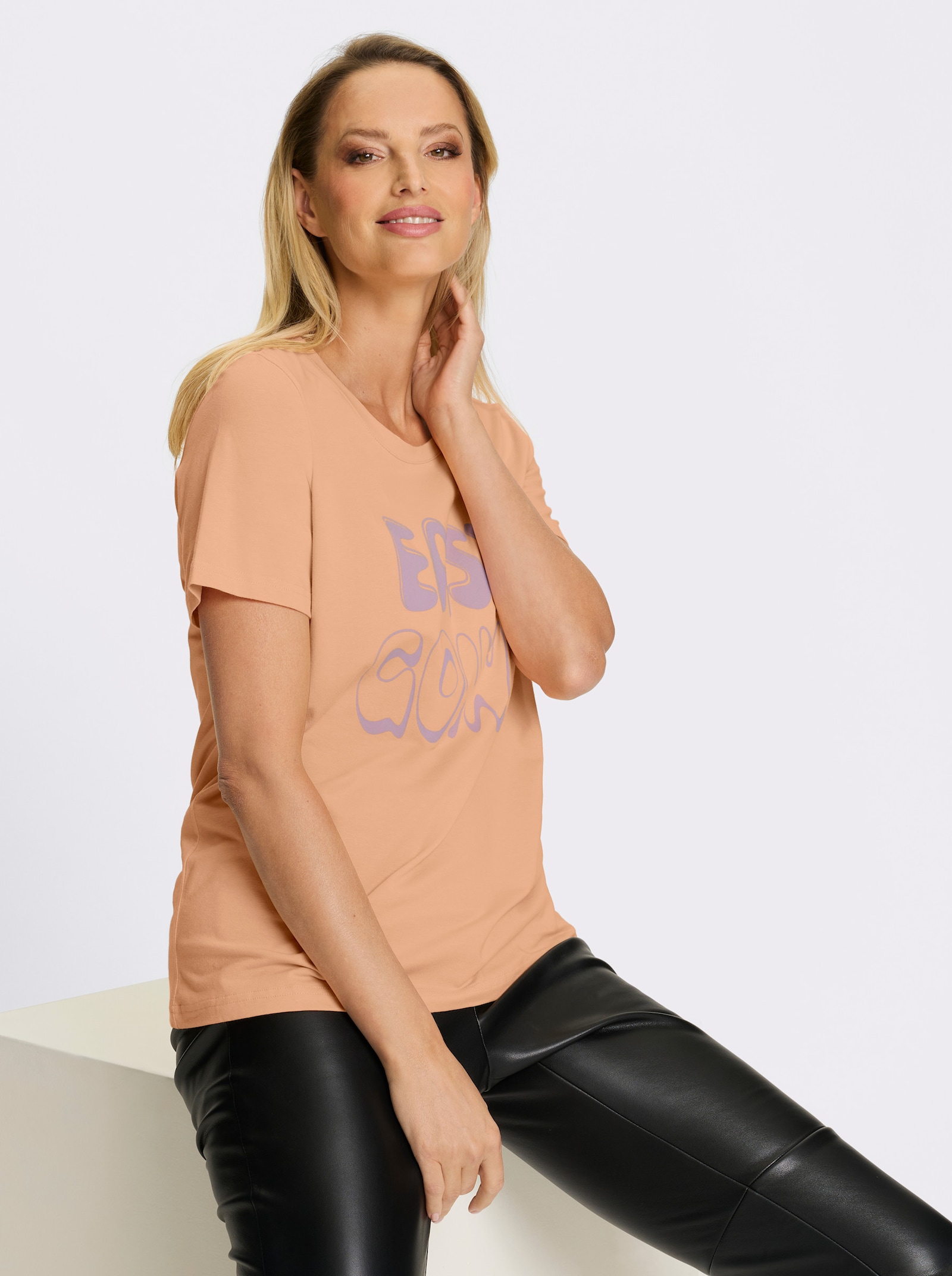 heine T-Shirt mit gebogtem Ausschnitt - apricot