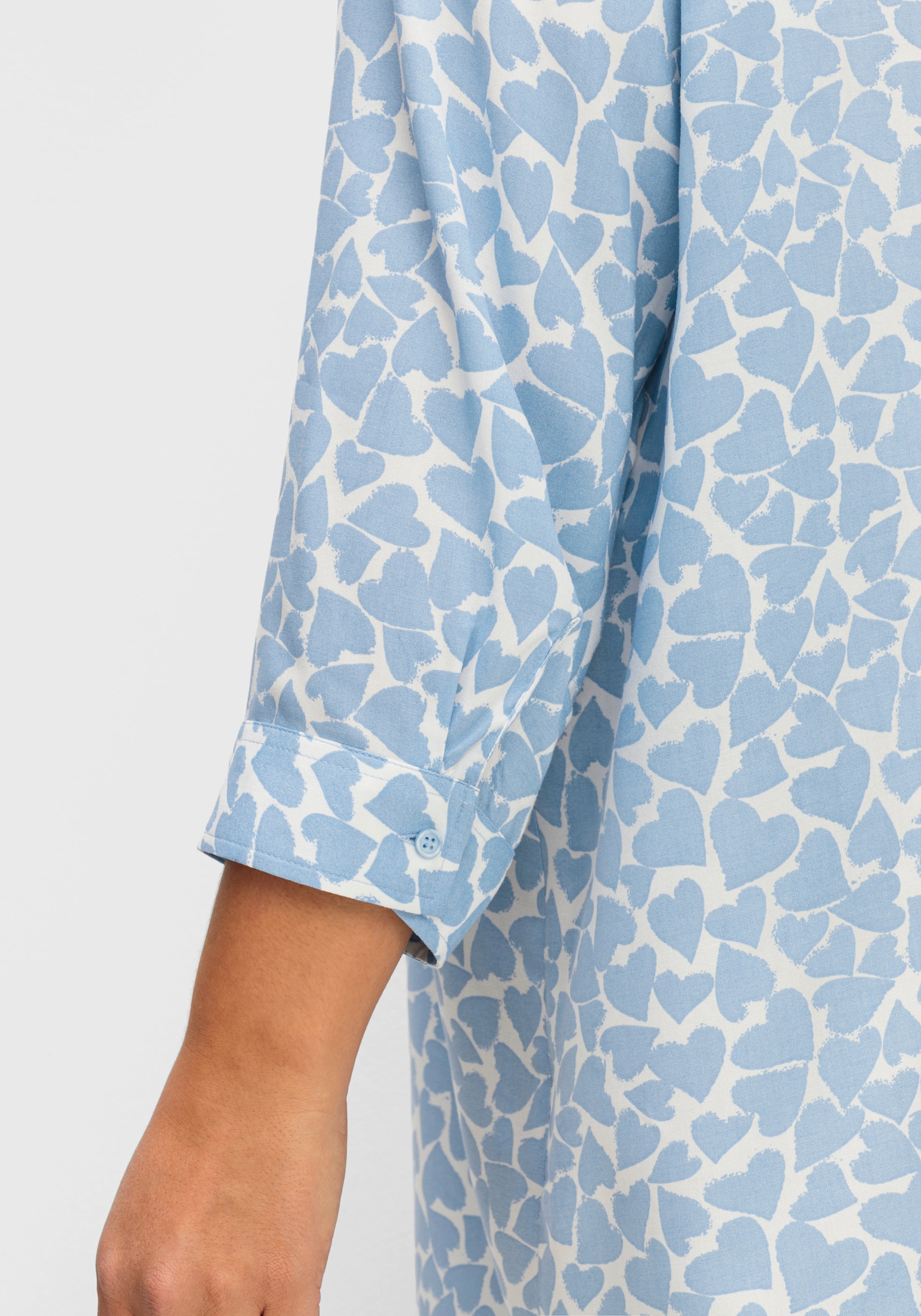 Longbluse im Herz-Dessin, reine Viskose - weiß-bleu-gemustert