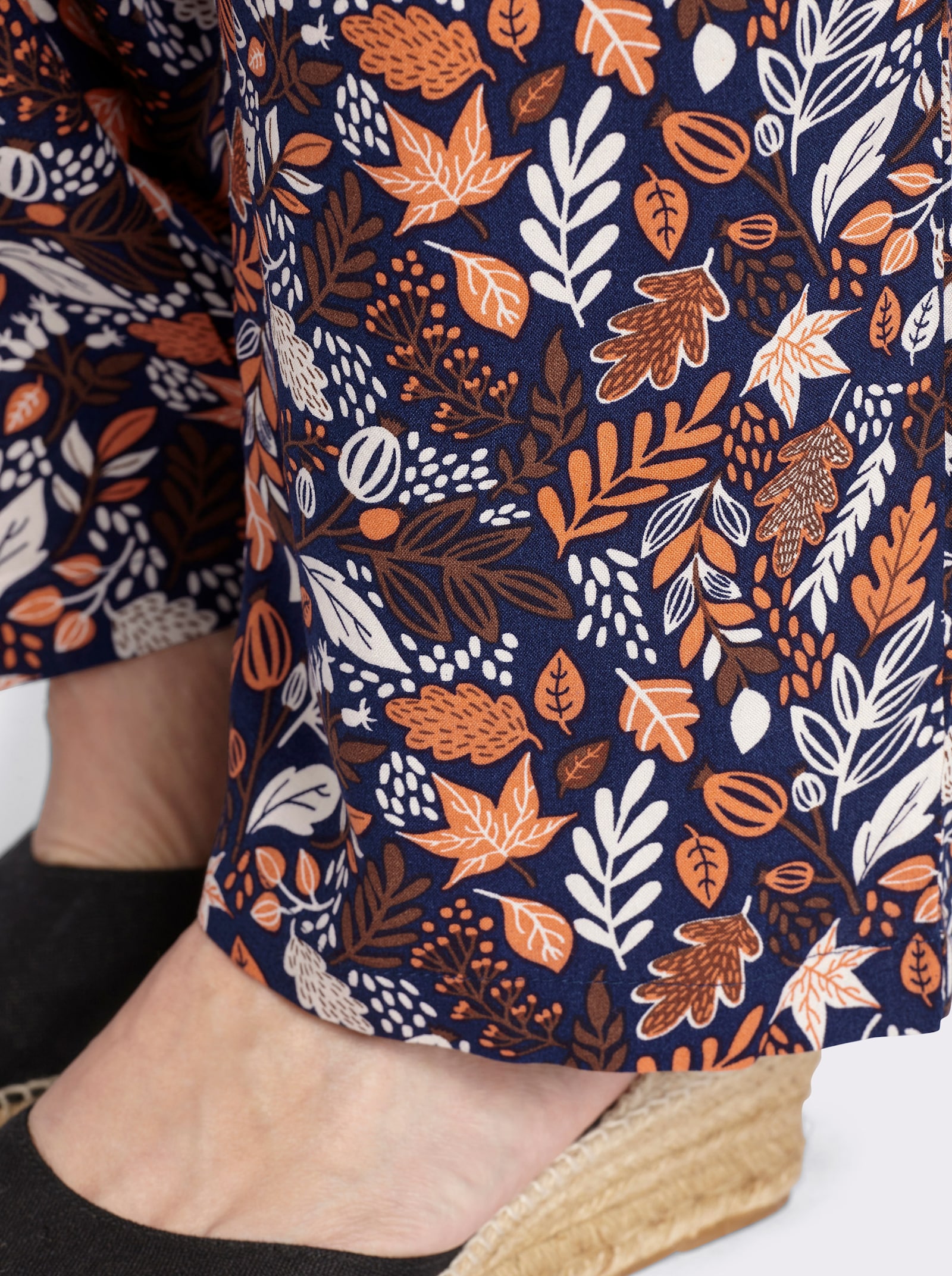 Schlupfhose mit Blätter-Druck - marine-papaya-bedruckt