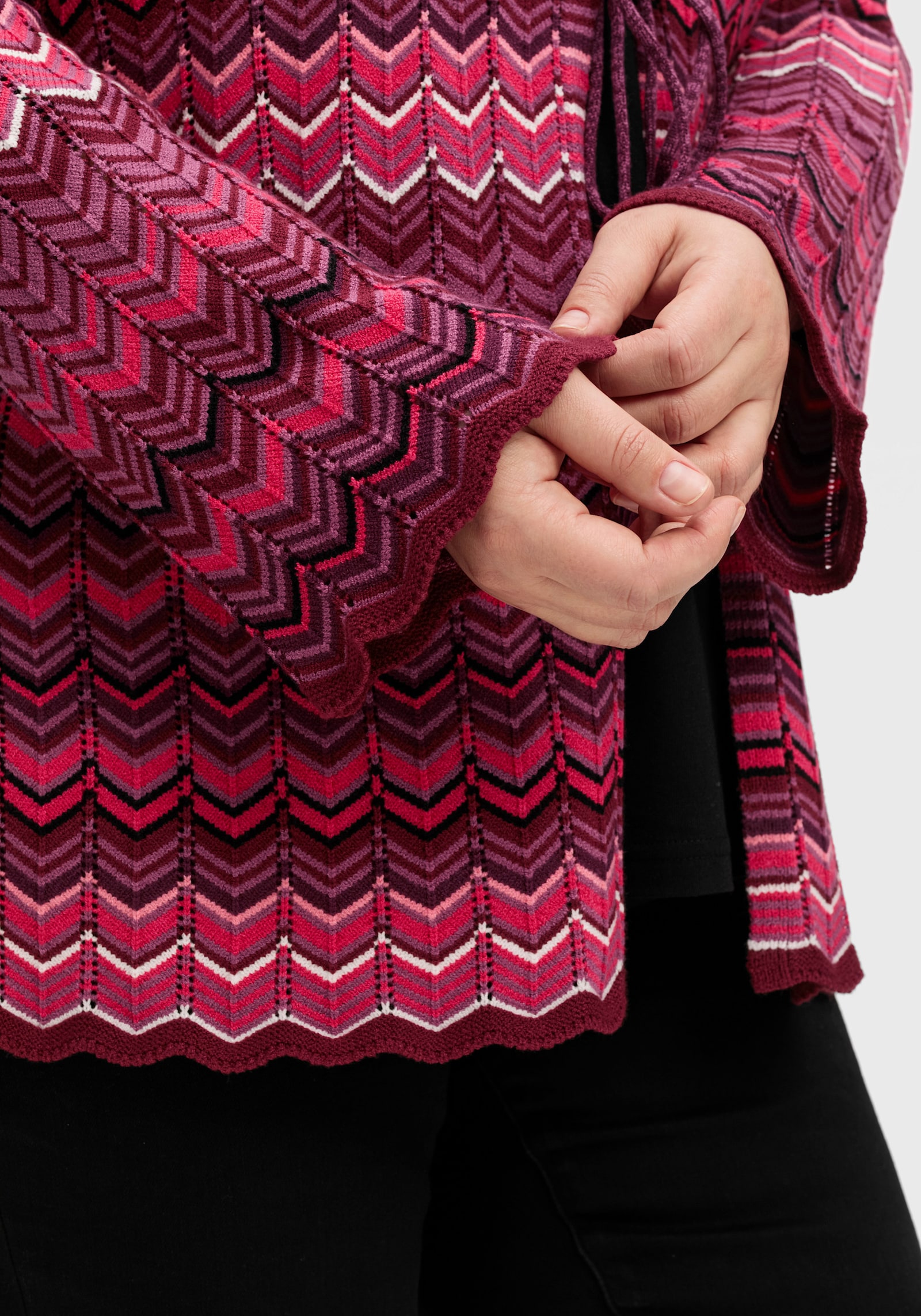 sheego Strickjacke mit Trompetenärmeln, im Zickzackmuster - weinrot-gemustert
