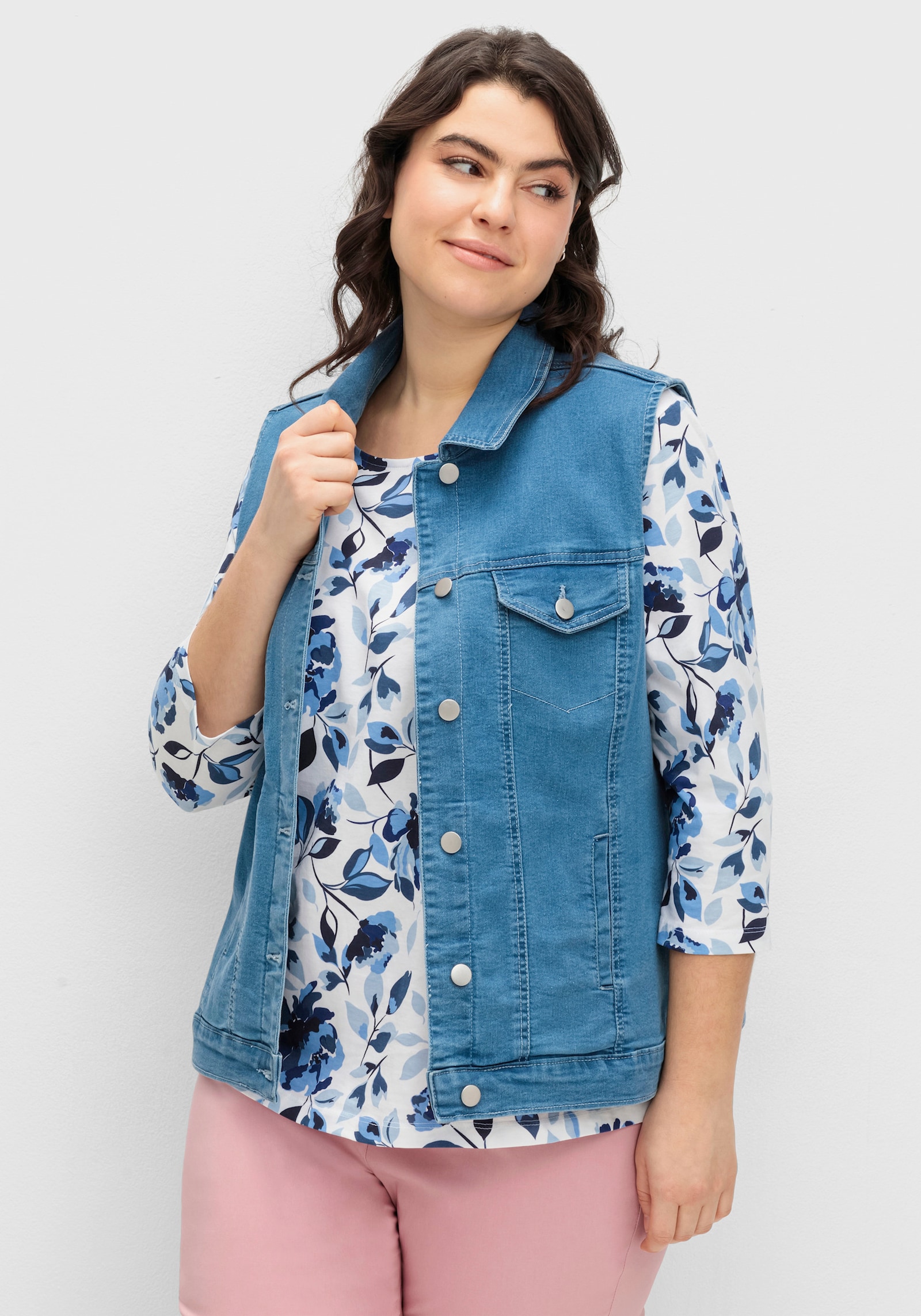 Jeansweste mit Pattentaschen, aufgesetzt - blue-bleached