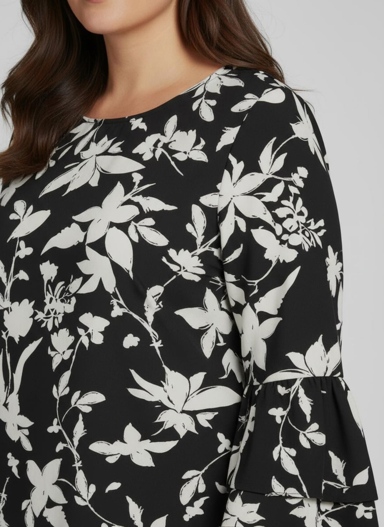 Schlupfbluse mit Volant am Ärmel - schwarz-weiß-bedruckt