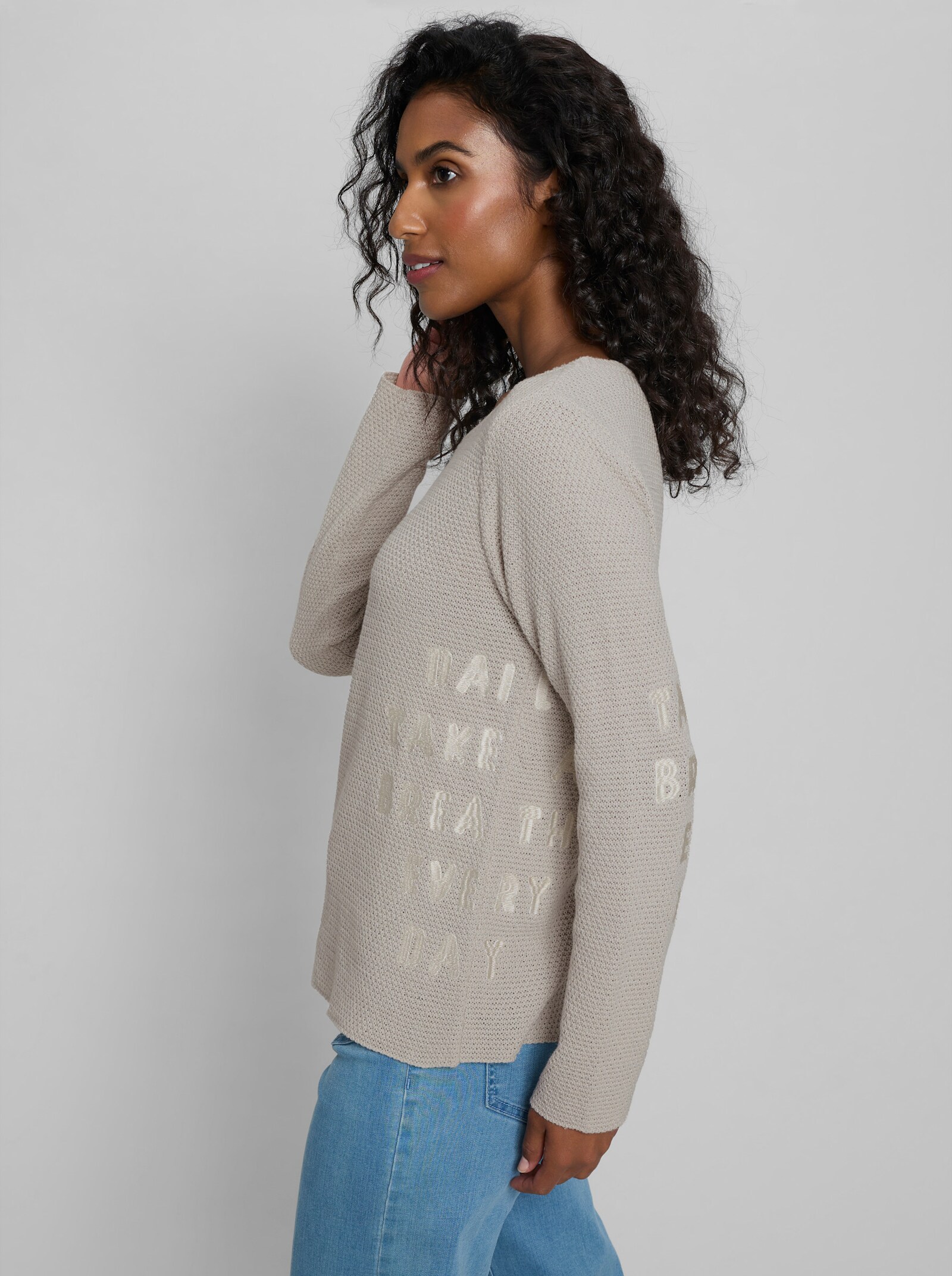 heine Pullover mit gestickter Schrift - hellgrau-ecru-gemustert