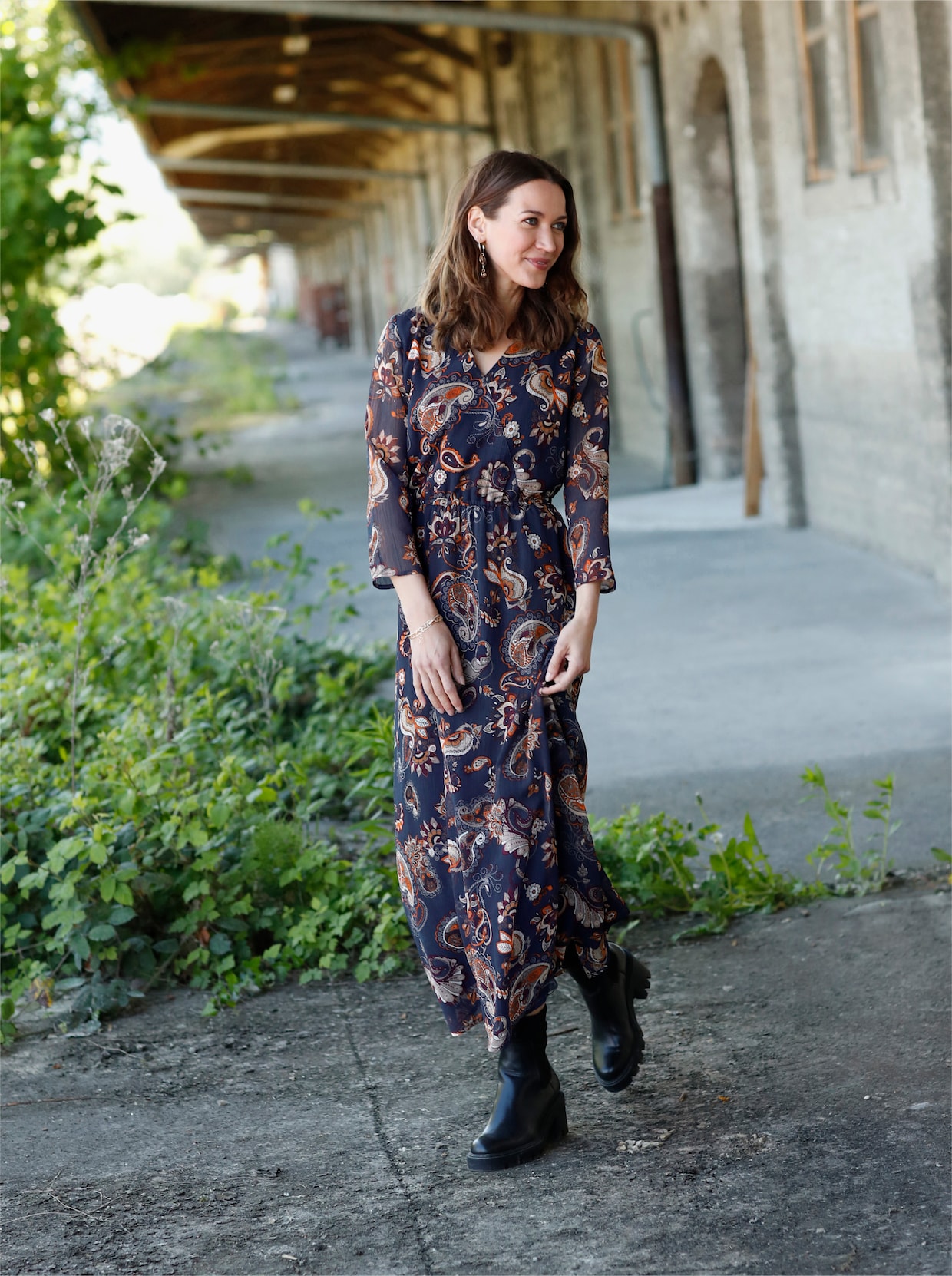 Robe longue en mousseline avec imprimé floral - bleu foncé - motifs