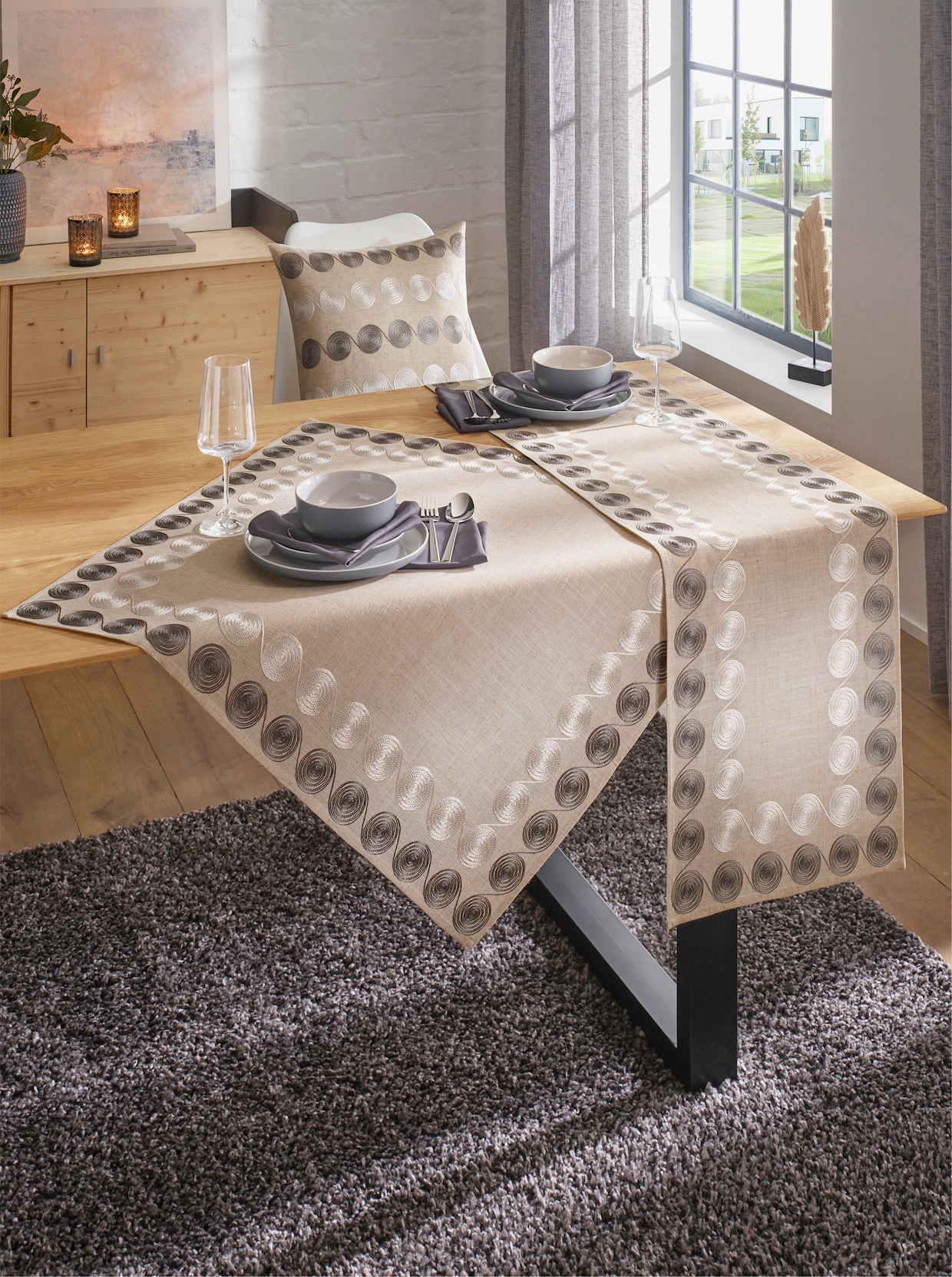 Tischdecke mit glänzenden Stickereien - beige