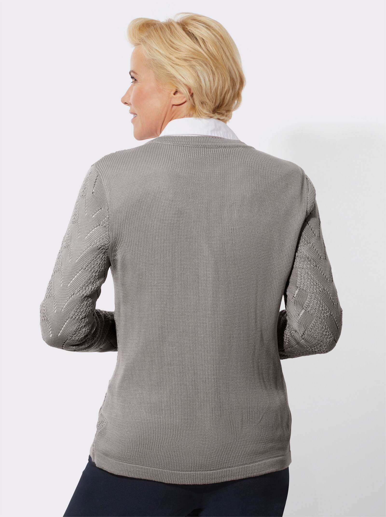 Strickjacke mit 2 aufgesetzten Taschen - steingrau