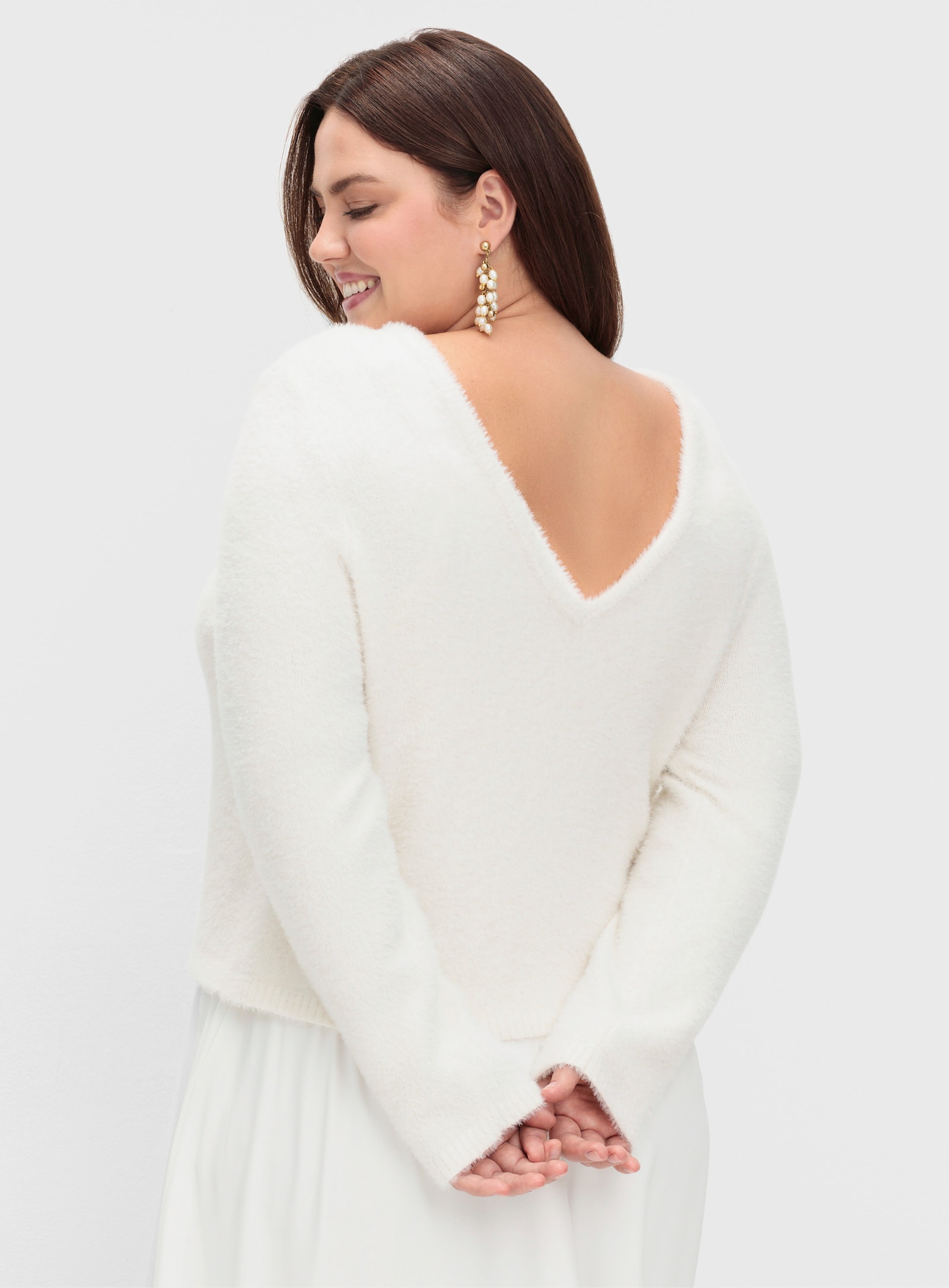 sheego Pullover mit tiefem V-Ausschnitt hinten - offwhite