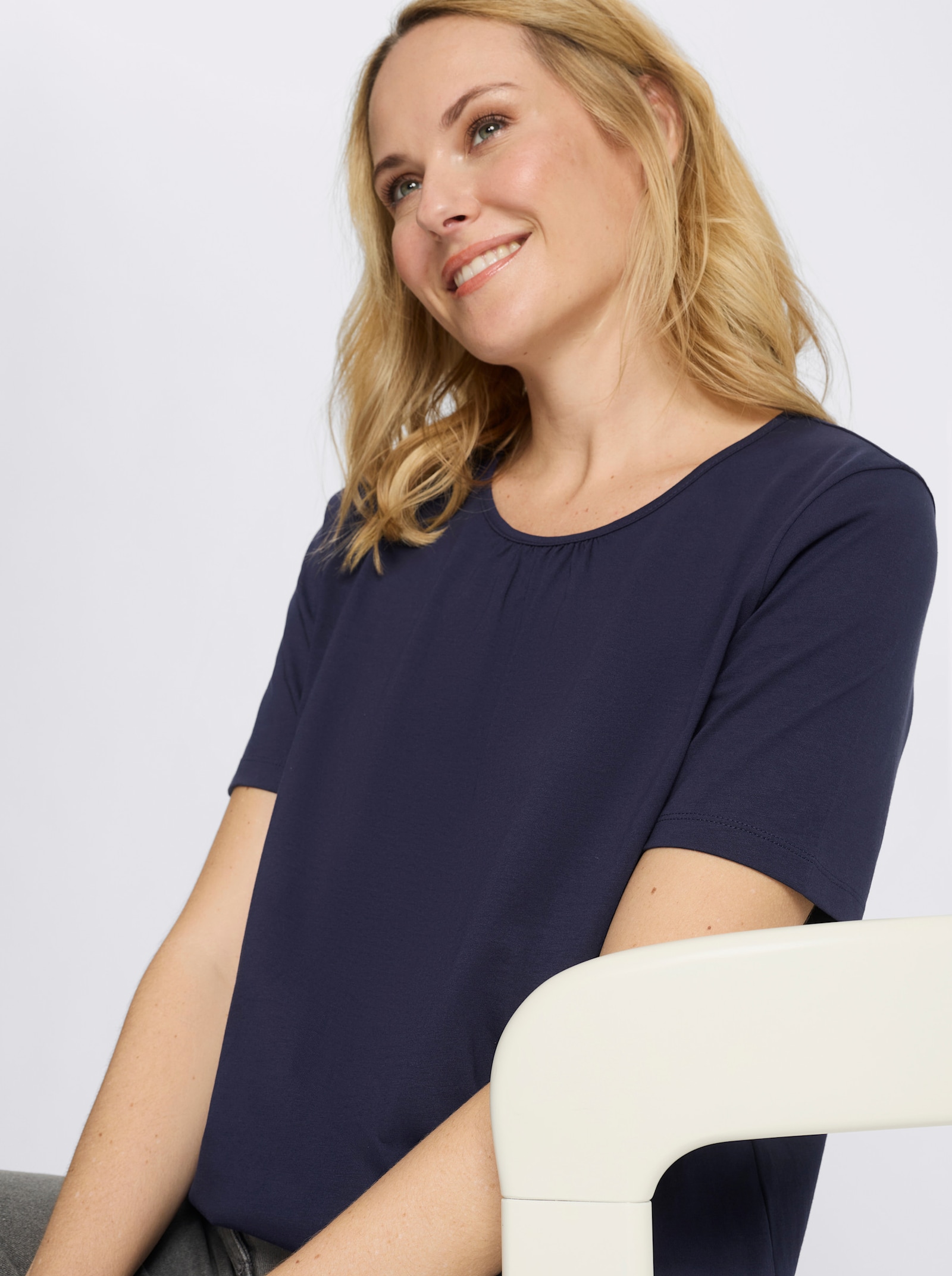 Kurzarmshirt mit gerafftem Ausschnitt - marine