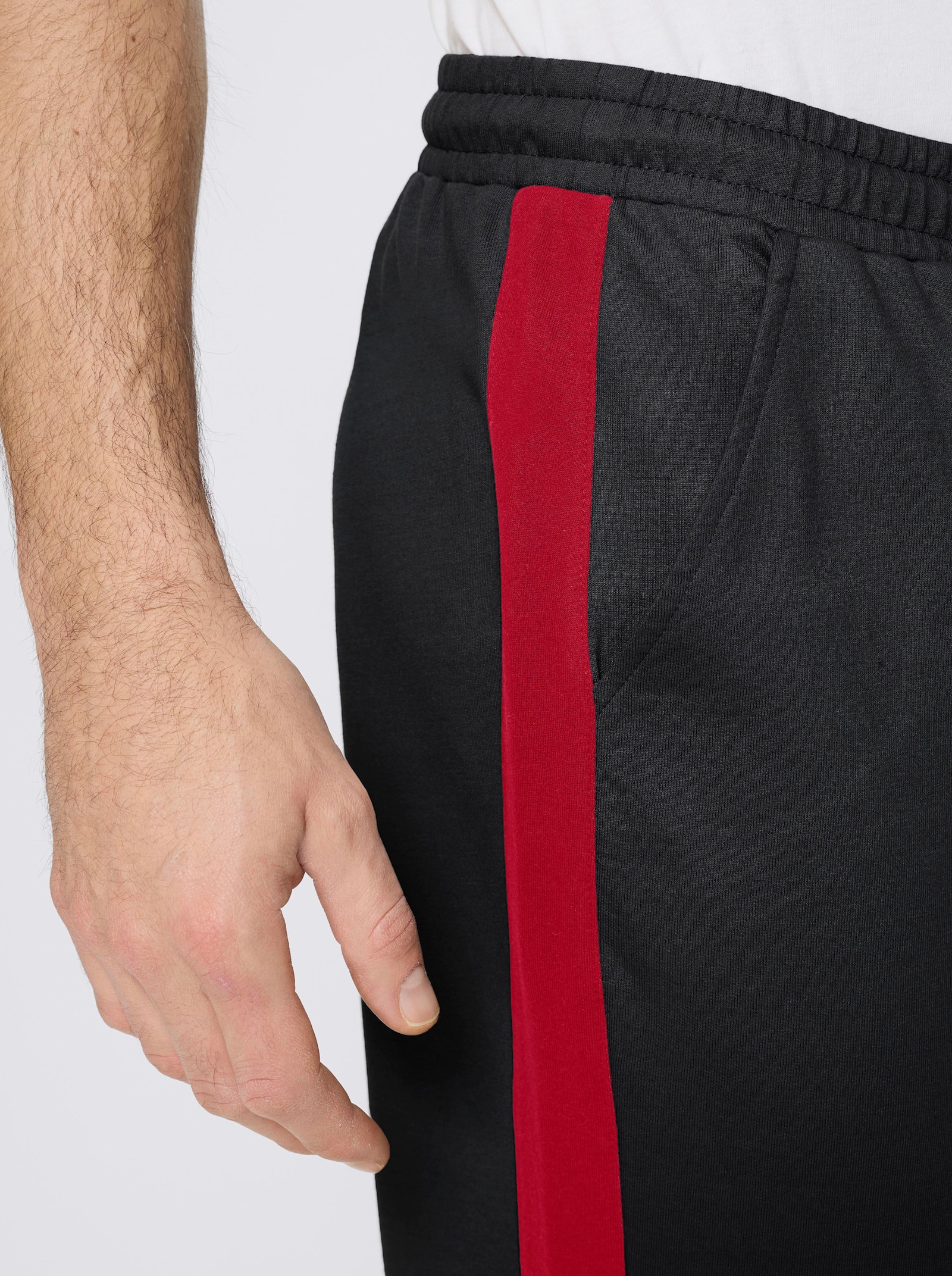 Catamaran Sports Freizeithose mit Kontraststreifen - schwarz-rot