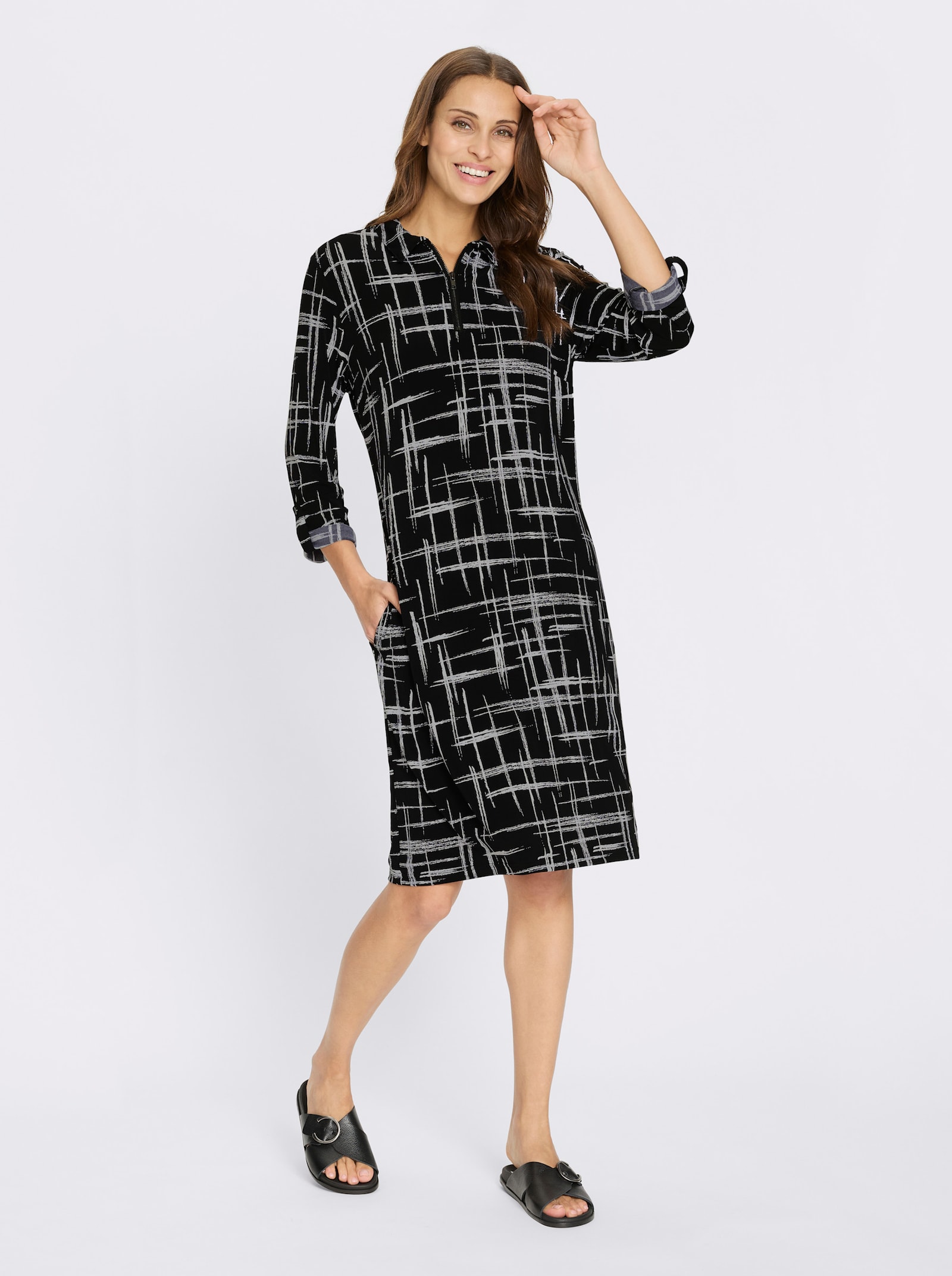 Druckkleid mit Krempelärmeln - schwarz-weiß-bedruckt