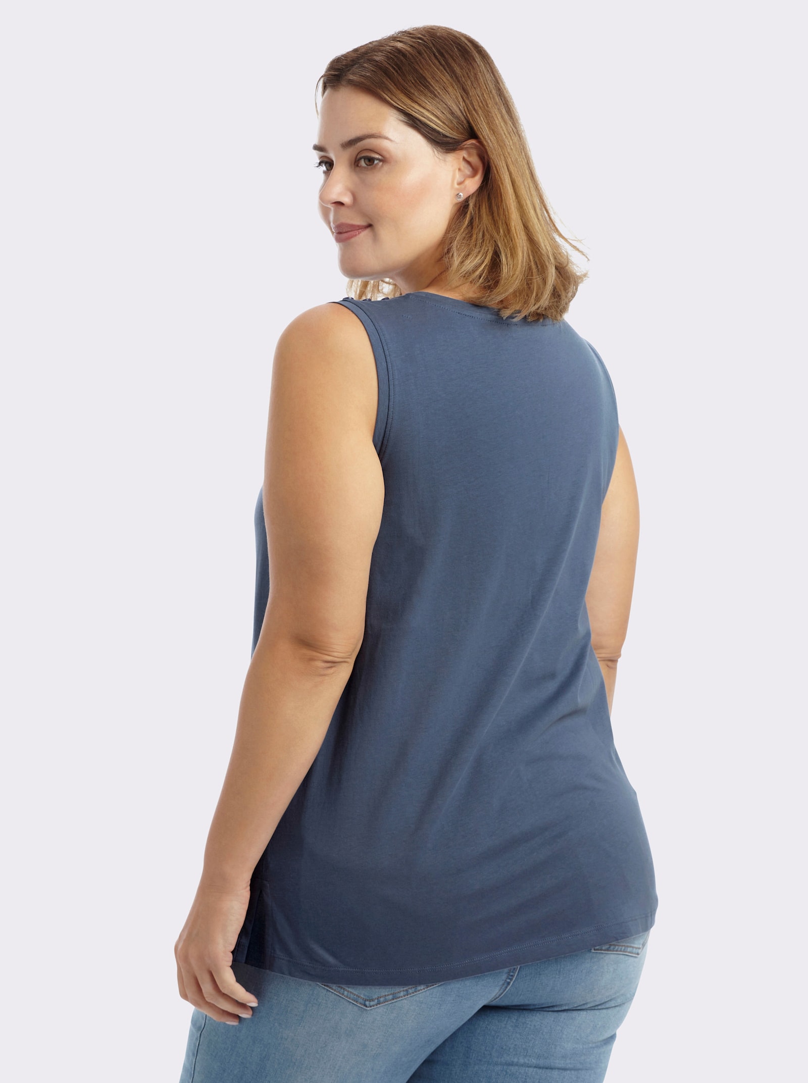 sheego Shirttop mit Lederimitat-Applikation vorn - rauchblau