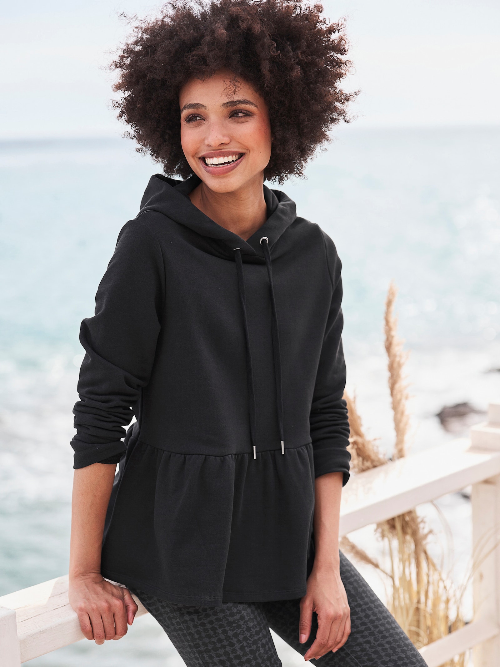 heine Kapuzensweatshirt mit Schößchen, weich - schwarz