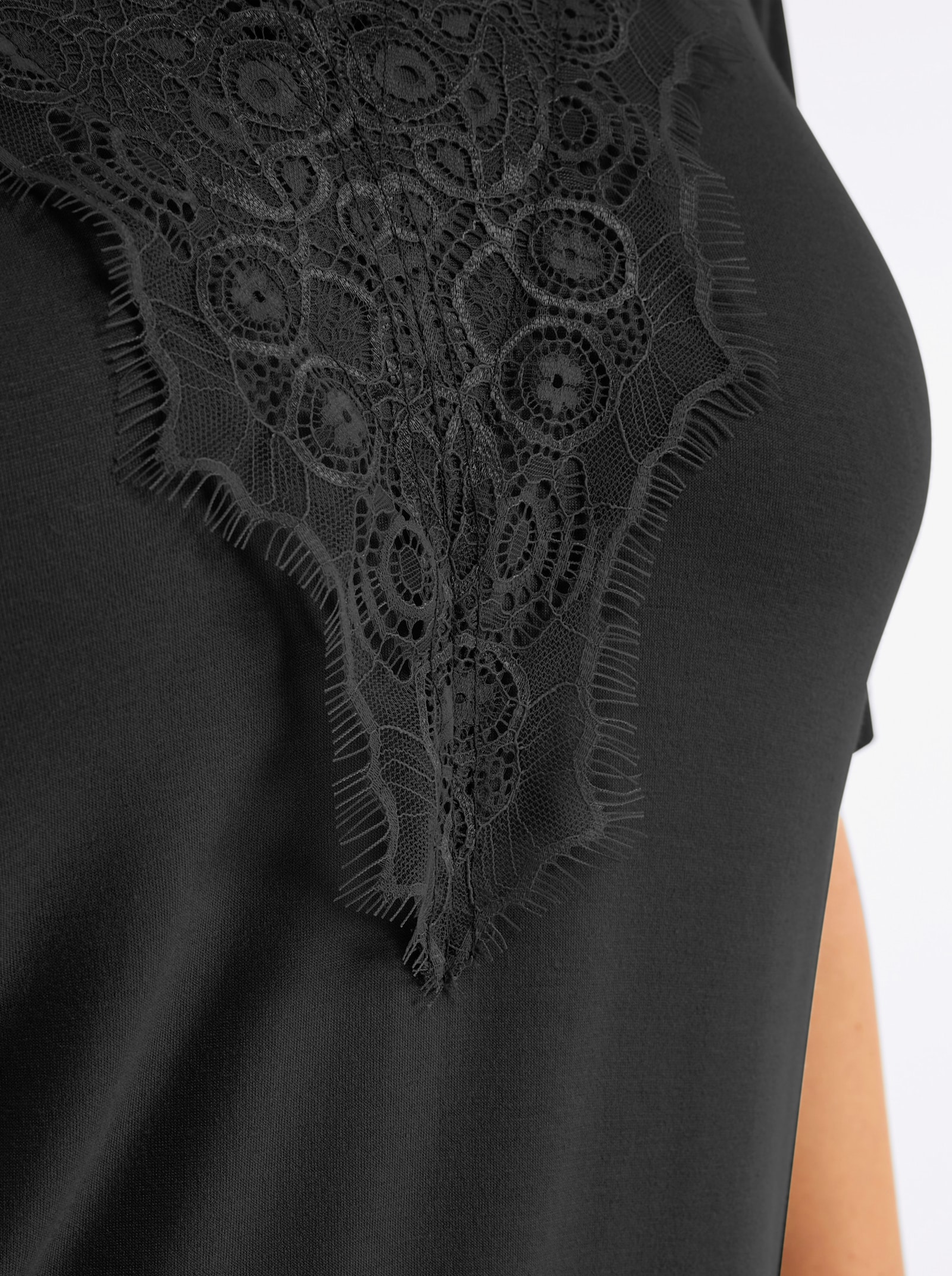 sheego Spitzenshirt mit beidseitigem, tiefem V - schwarz