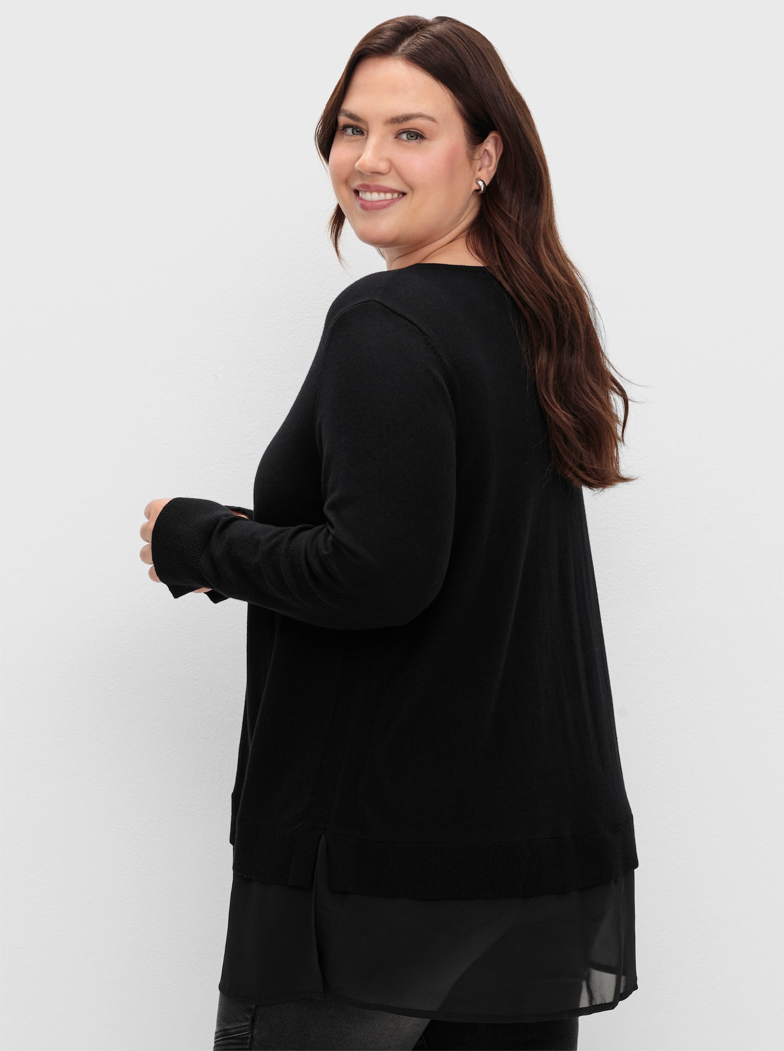 sheego V-Ausschnitt-Pullover mit Chiffon am Saum - schwarz
