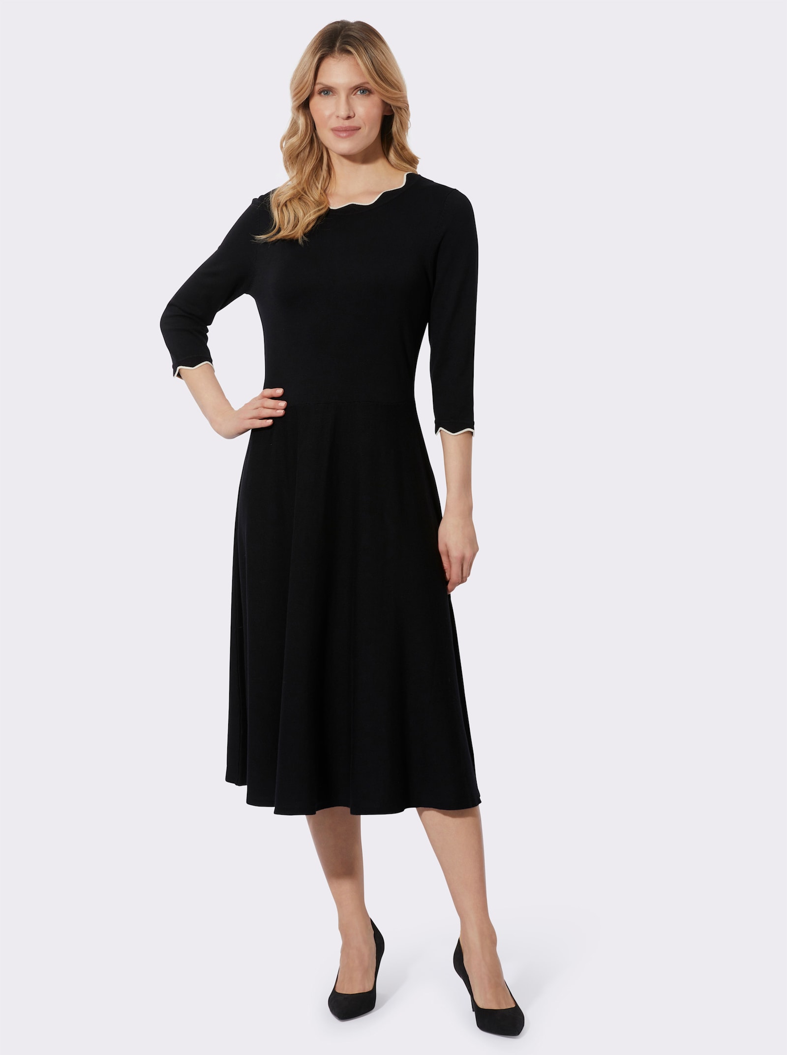 Strickkleid mit gewellten Abschlüssen - schwarz
